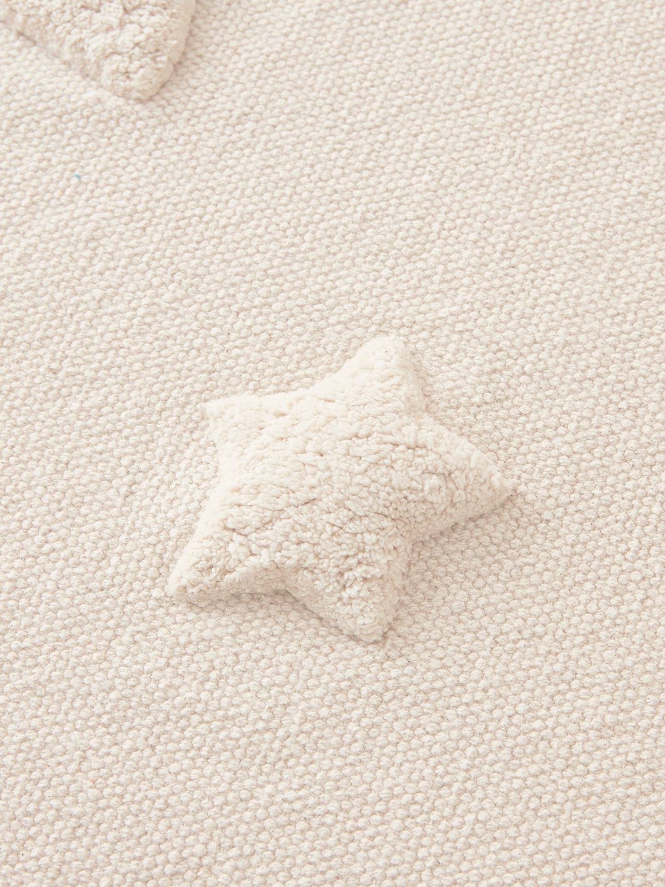 Tapete retangular com relevo de lua e estrela. Motivo de lua liso em bege claro.