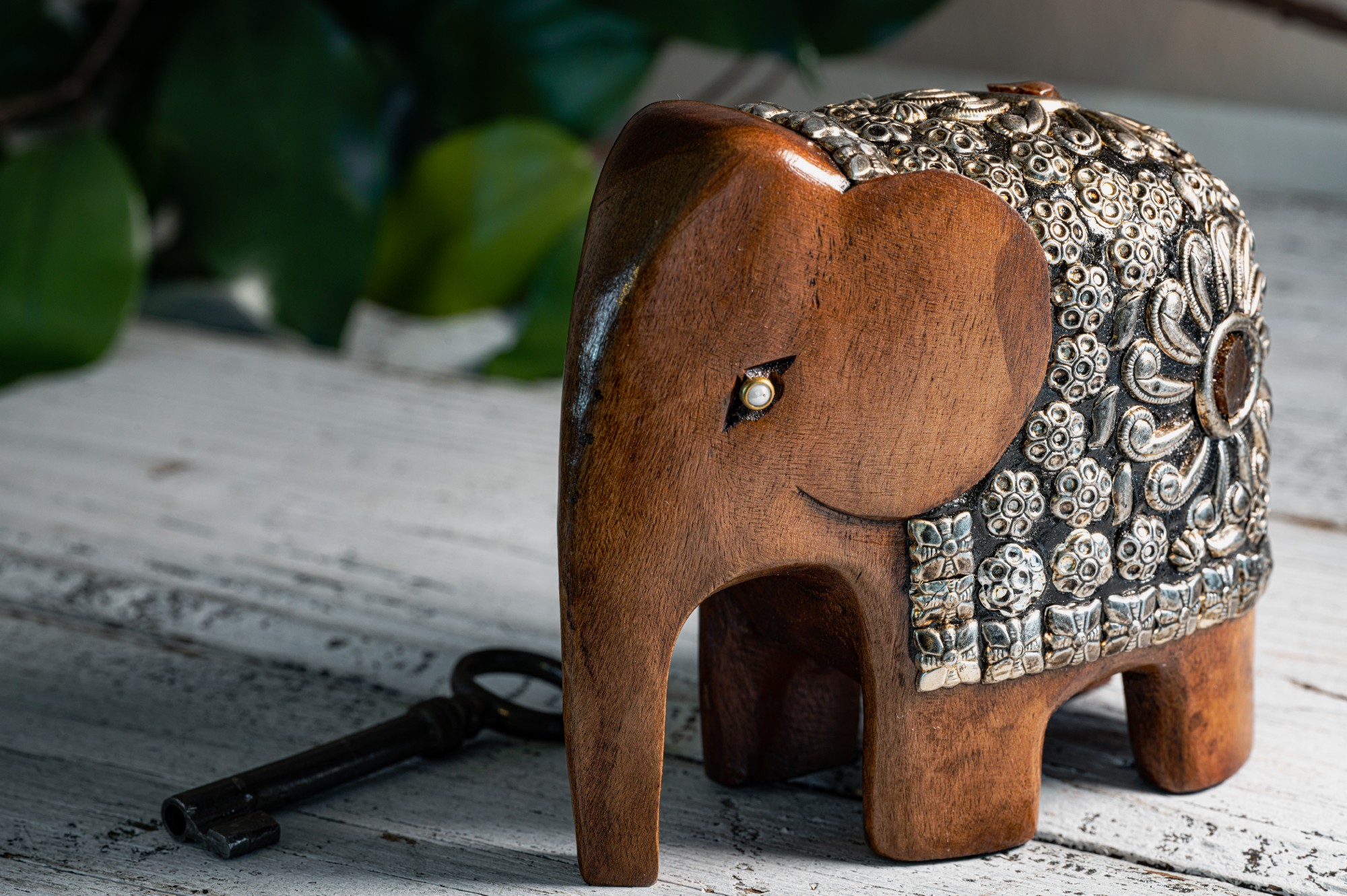 Elefant aus Holz mit Metall- & Steinschmuck, braun, silber, H 10 cm, B 12 cm, T 6 cm von fischer's lagerhaus