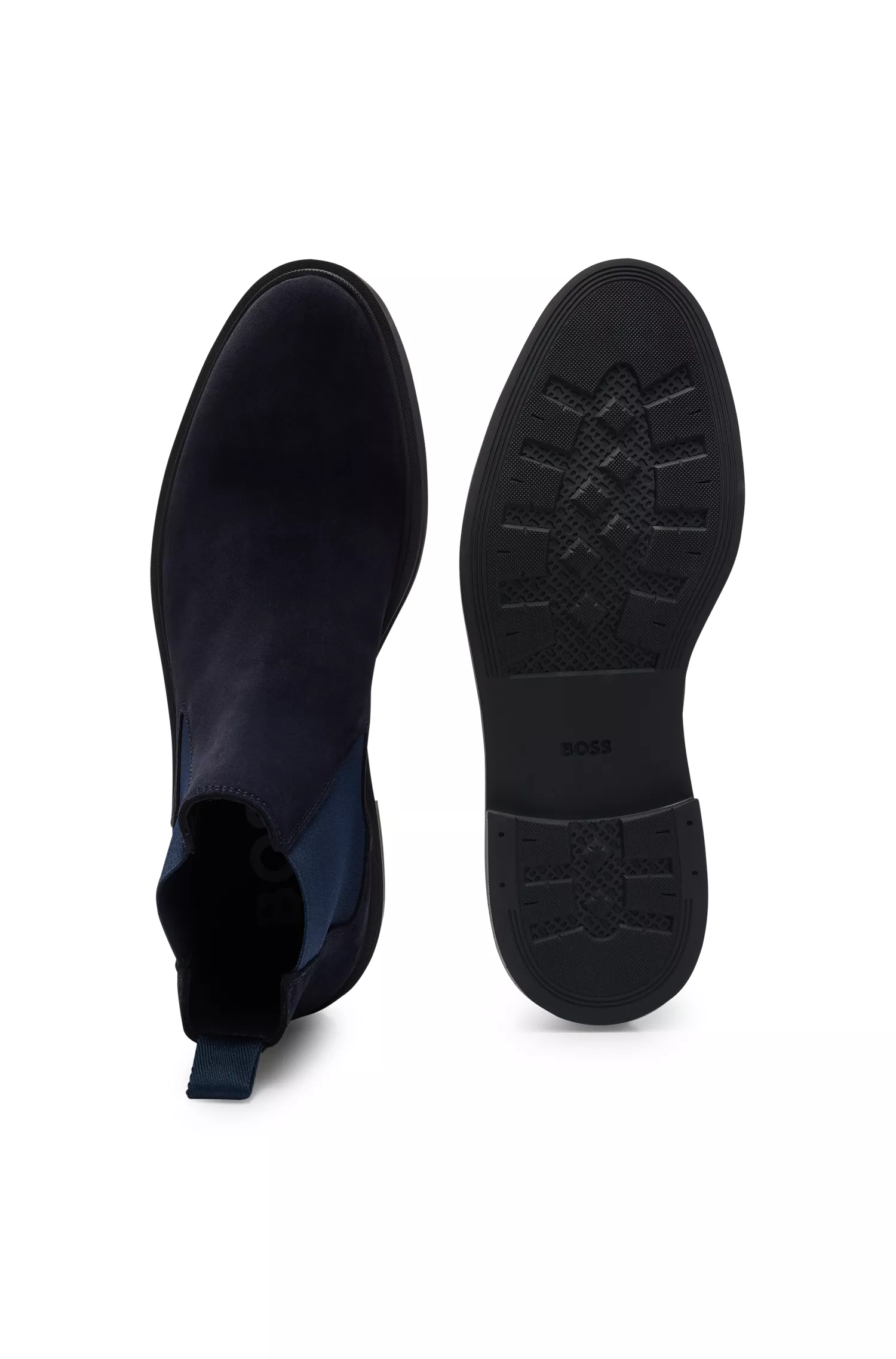 Botas Chelsea BOSS em camurça preta com detalhe de listra característico.