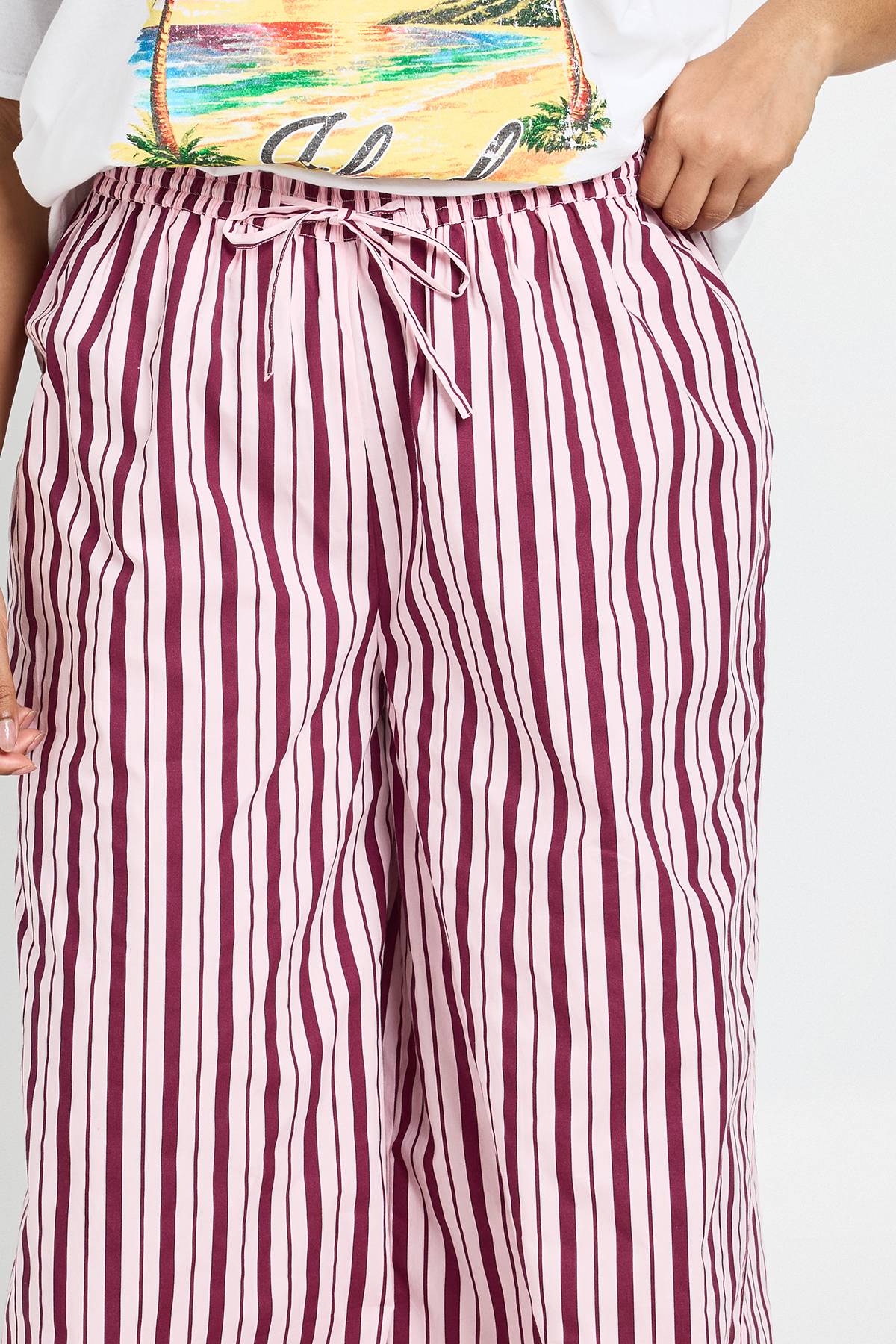 boohoo Pantalon Large Grande Taille En Popeline Rayée Avec Cordon De Serrage