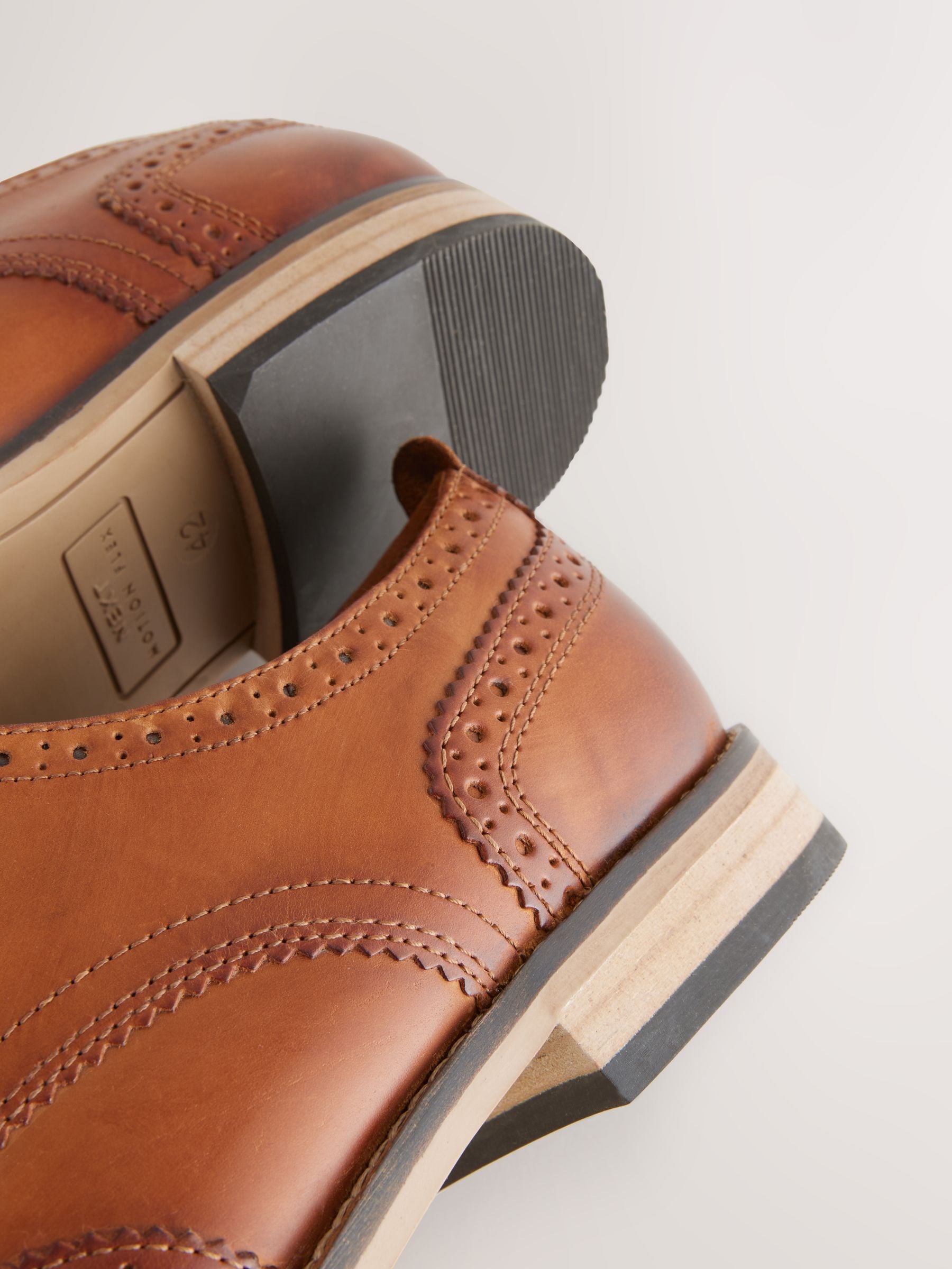 Lichtbruin - Wijde pasvorm - Brogues van leer met contrasterende zool