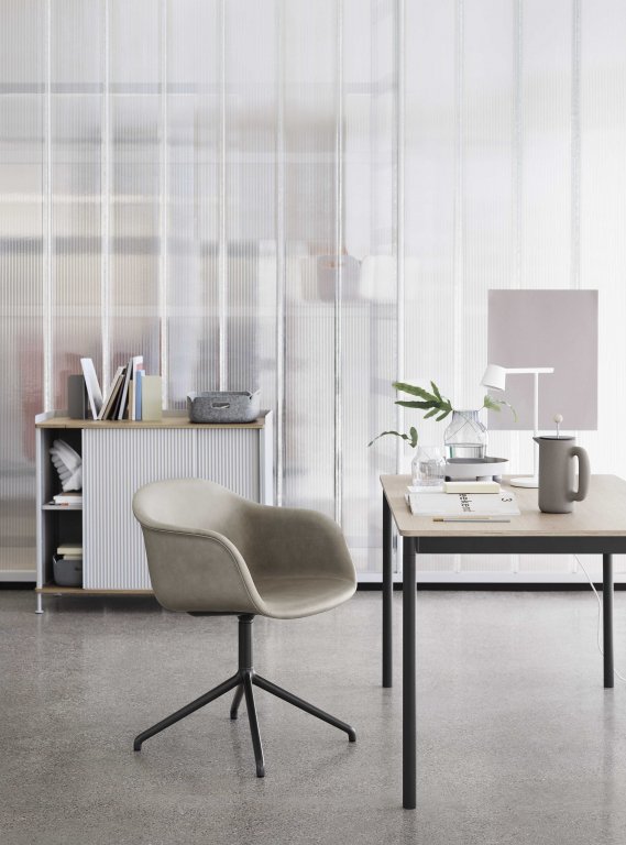 Muuto Fiber Swivel gestoffeerde stoel zwart, Remix 183