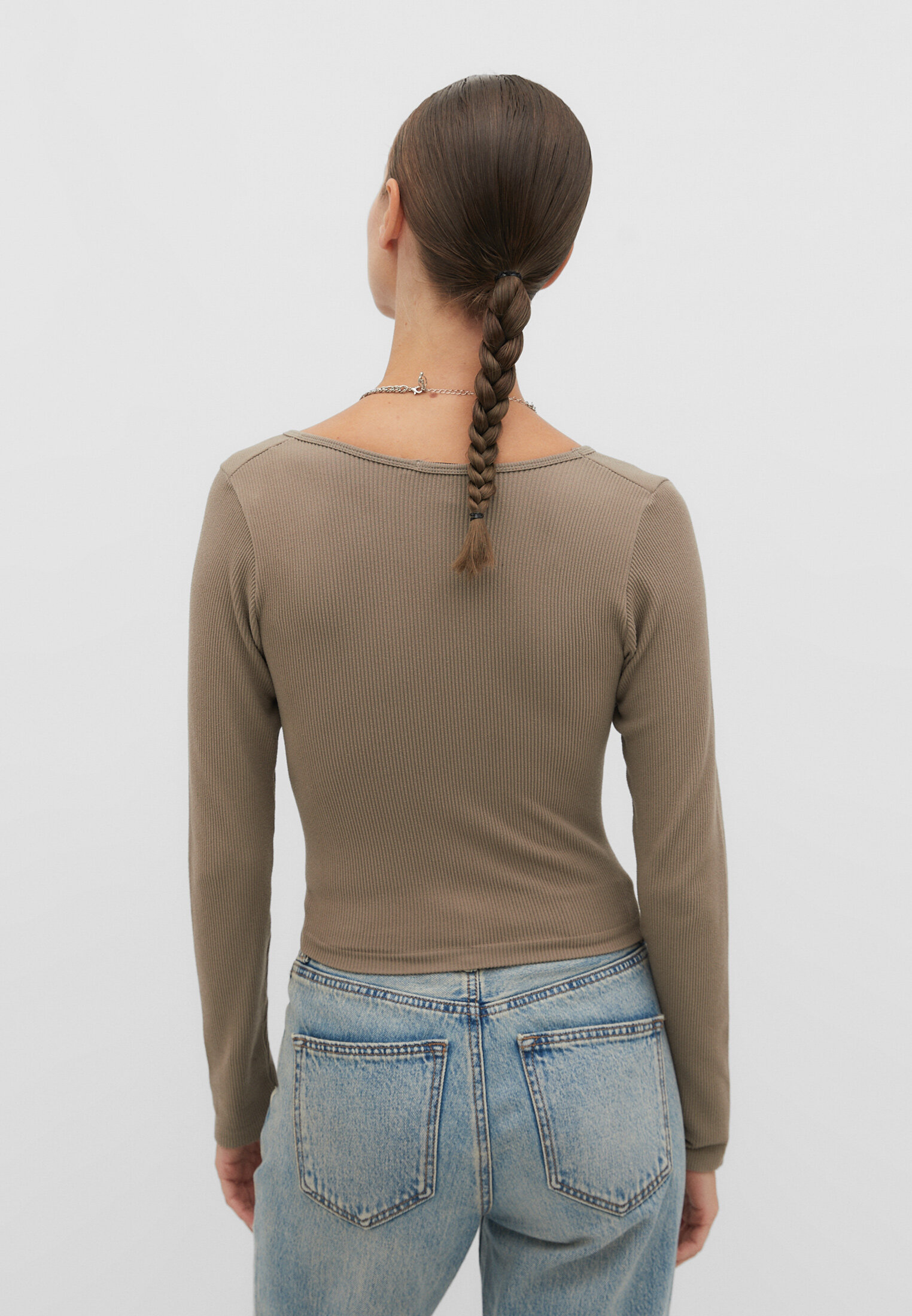 Camiseta sem costura com decote em V