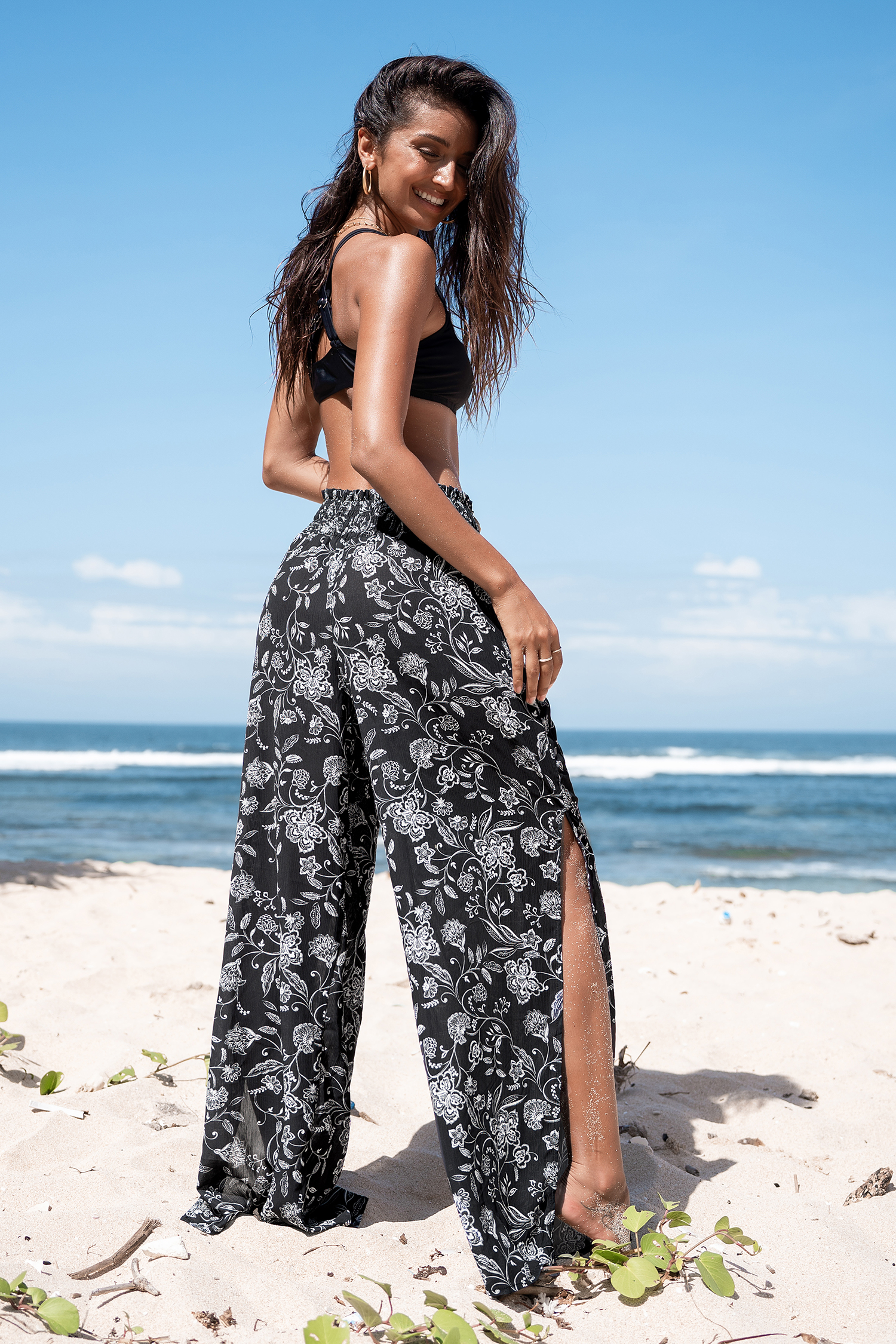 Pantalon cover up fleuri avec taille à smocks noir