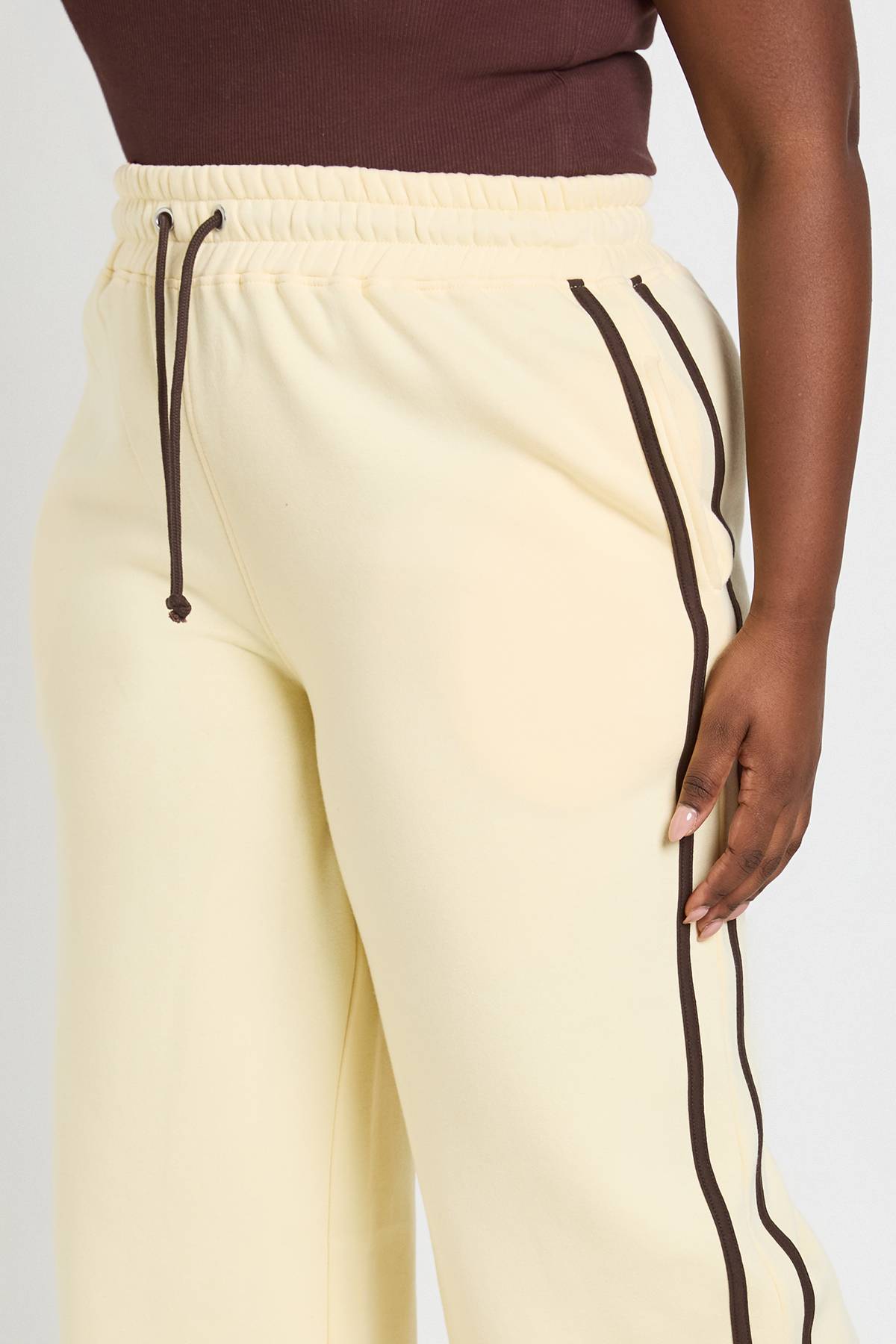 boohoo Jogging Grande Taille À Jambes Larges Avec Bandes Latérales