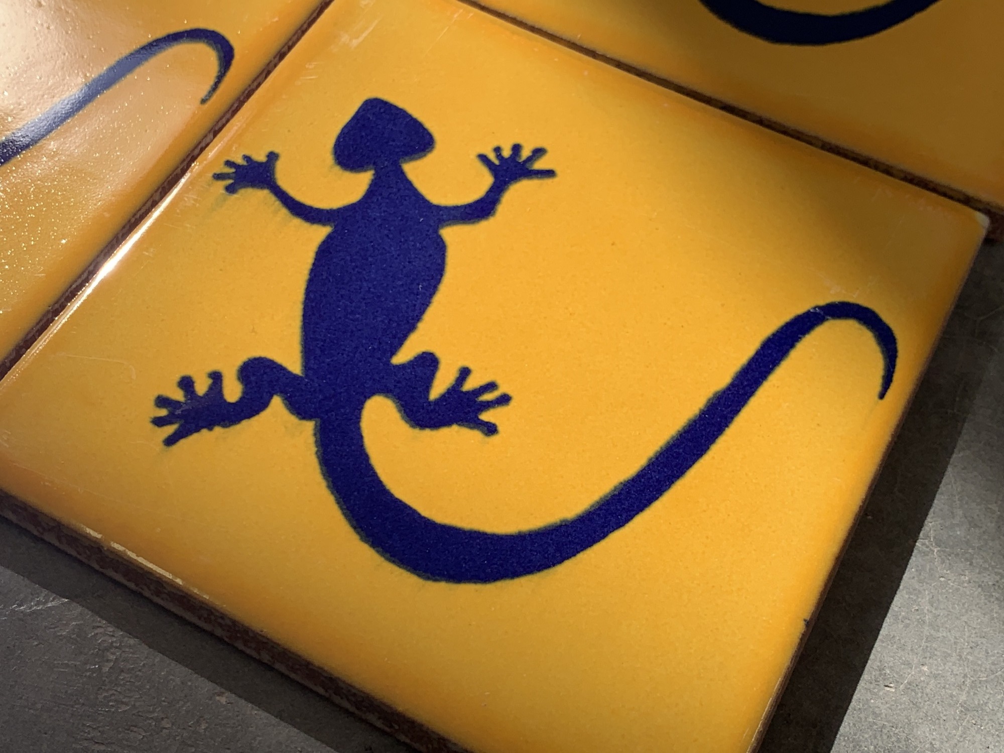 Kachel 'Gecko', gelb, blau, T 10 cm, B 10 cm, H 0,5 cm von fischer's lagerhaus
