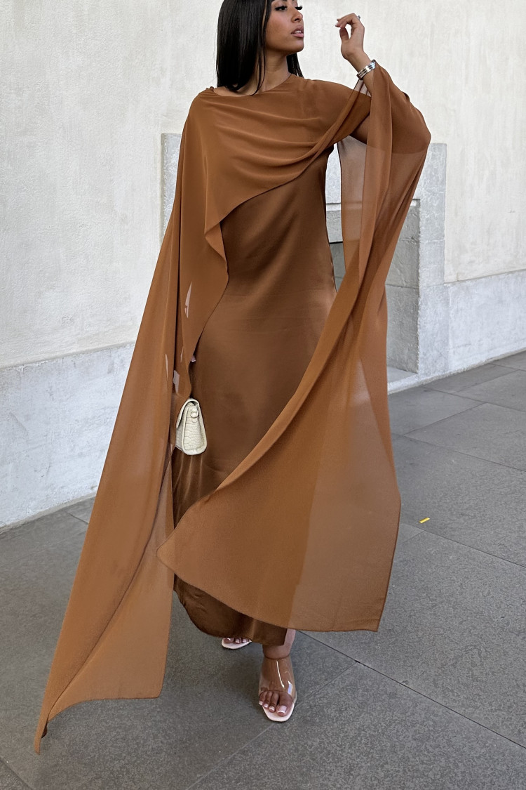 Robe marron ample satinée à empiècement voile