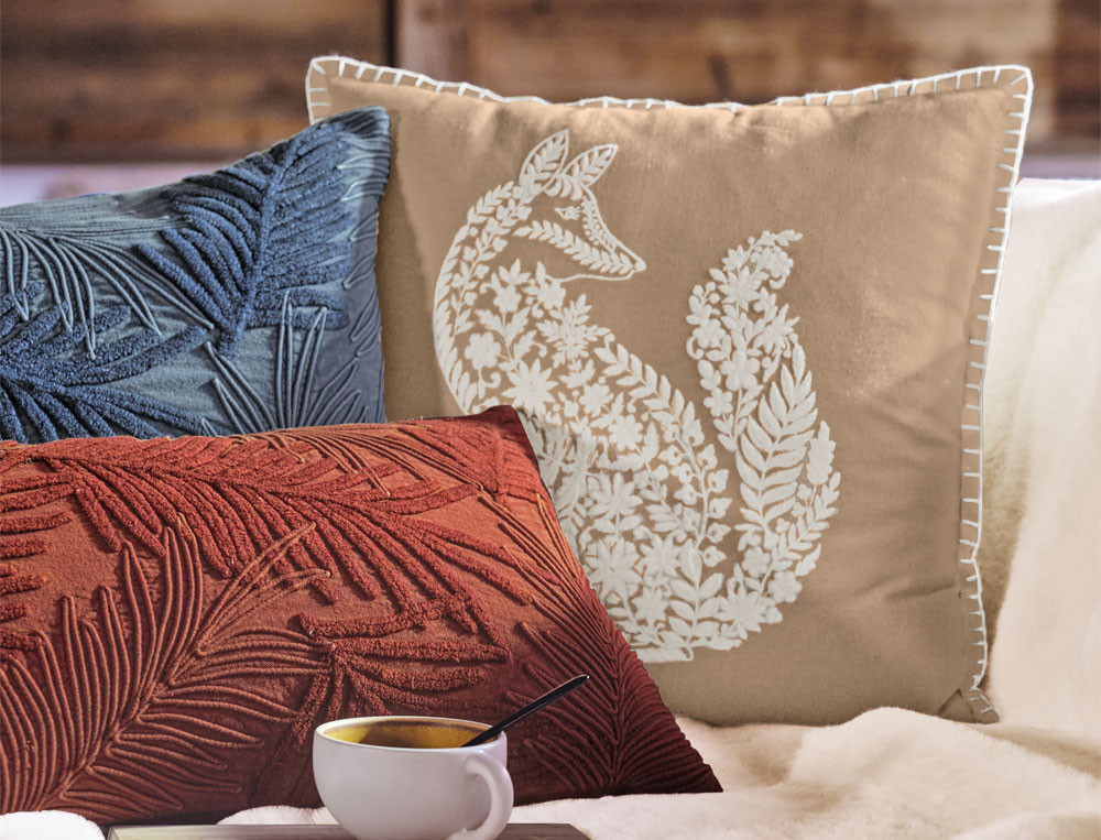 Coussin brodé-Chemin des écureuils