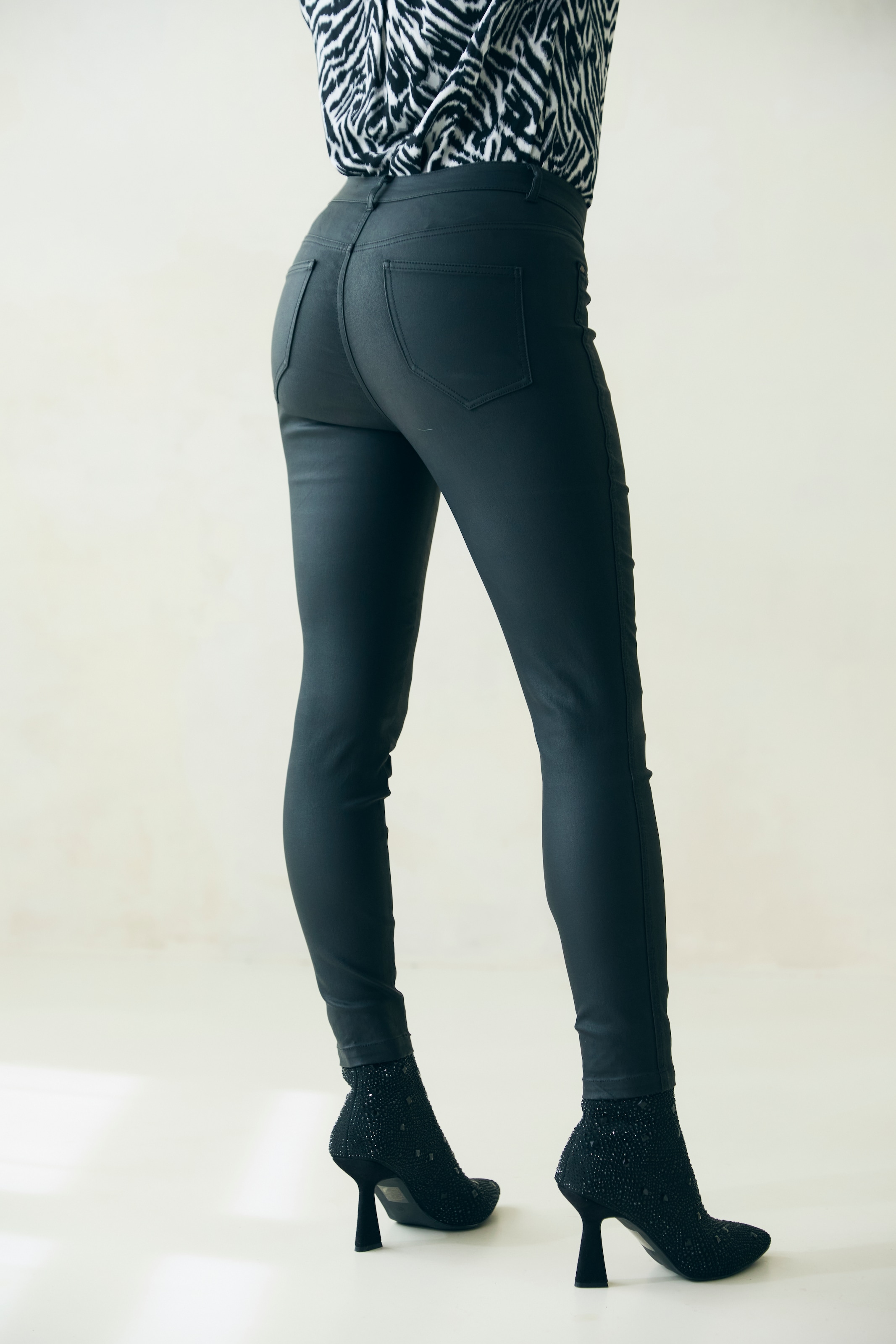 LASCANA Lederimitathose  in schmaler Passform, figurbetonte Jeggings mit Stretchanteil