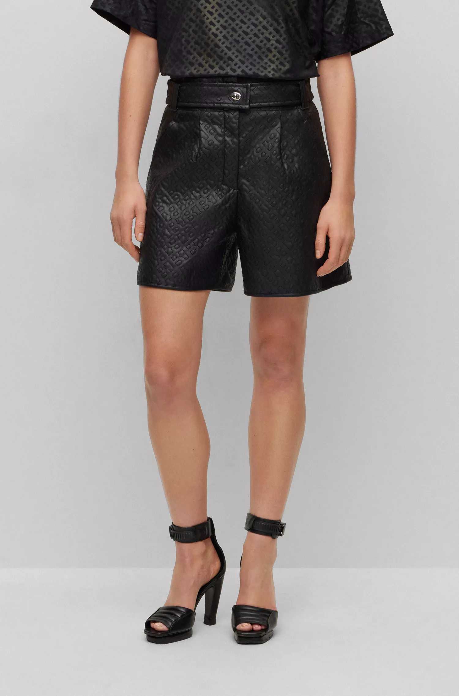 Shorts BOSS pretos de corte relaxado em couro sintético com monograma em relevo.