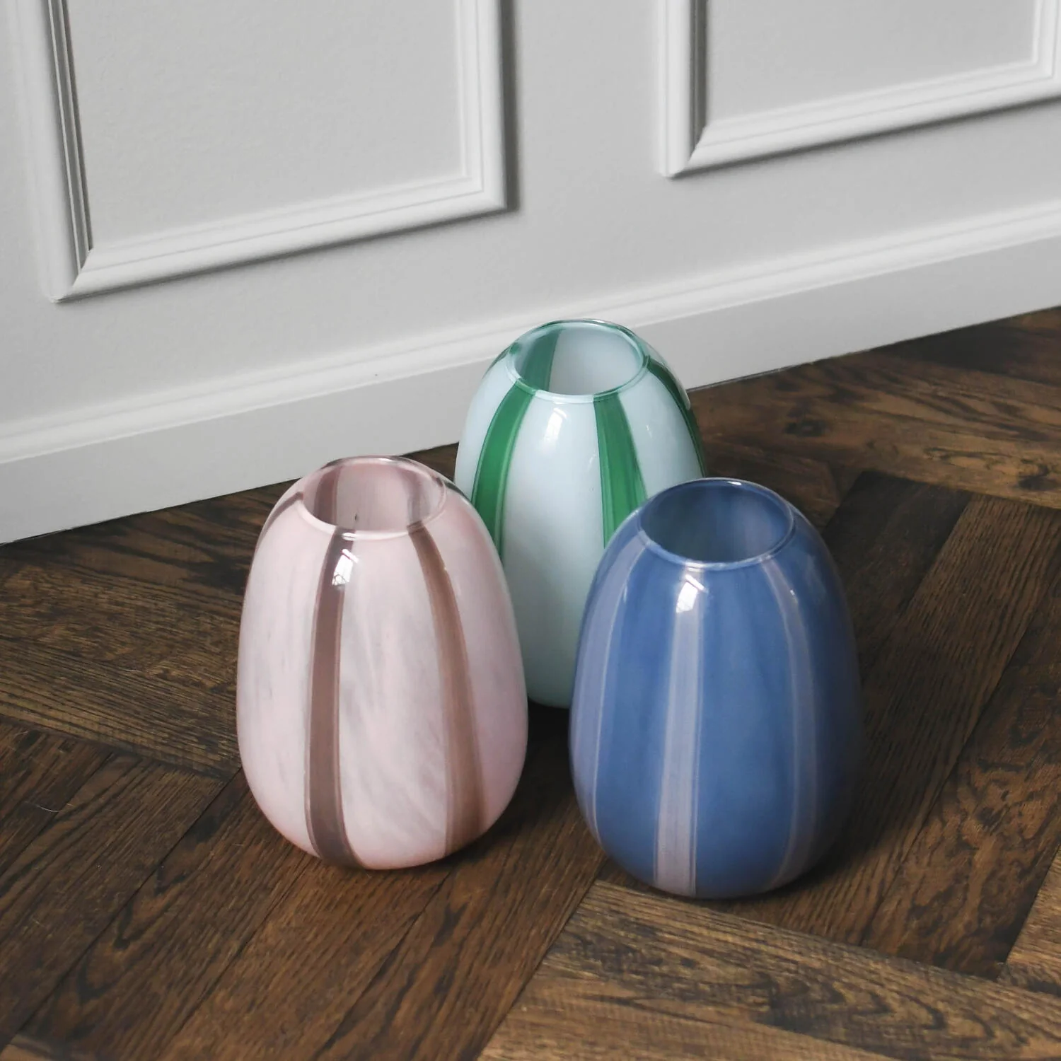 Bahne Interior  Organisk vase med striber, blå/rosa - H20 cm.