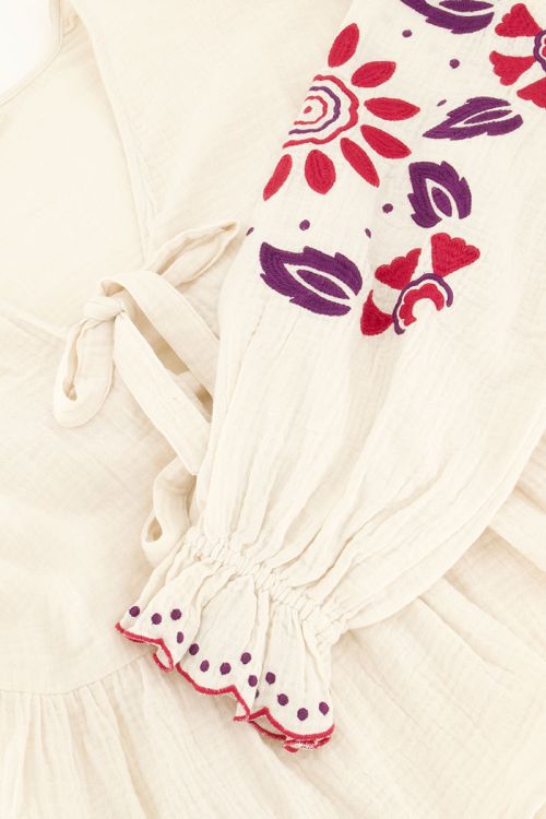 Witte mousseline blouse met embroidery en strikjes