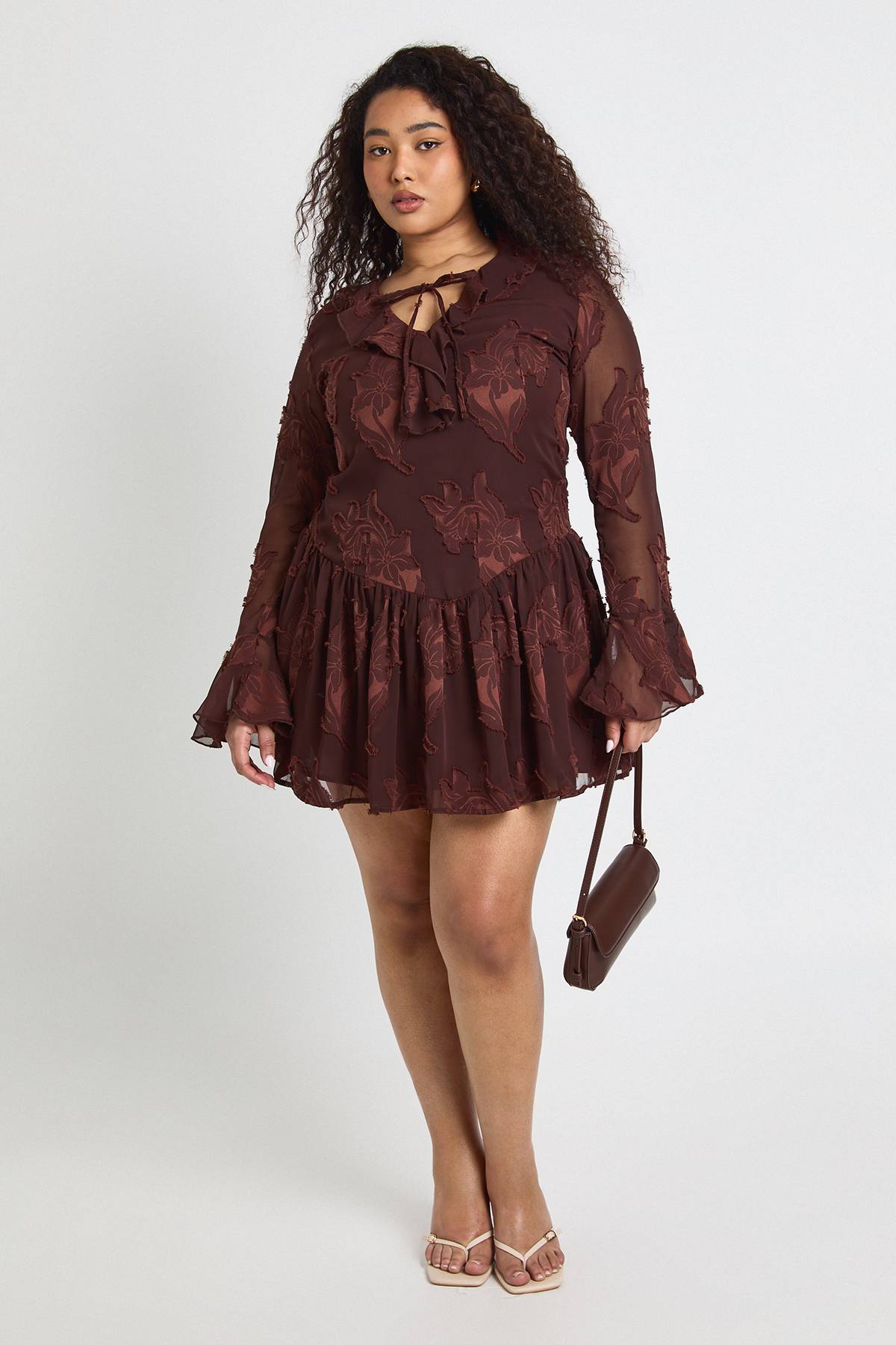 boohoo Robe Mini Grande Taille À Motif Floral Dévoré Et Ourlet Asymétrique