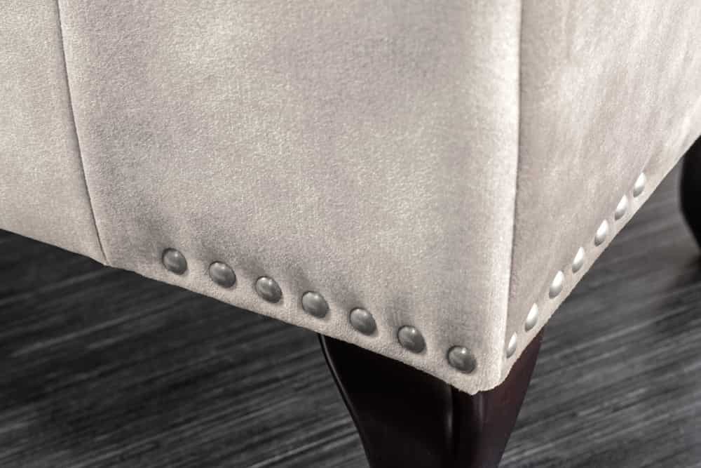 Design Sitzhocker CHESTERFIELD 80cm champagner beige Samt Knopfheftung Nietenbesatz