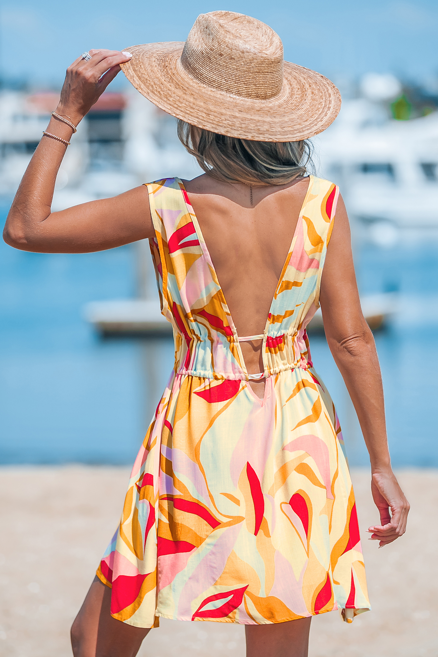 Robe mini avec col plongeant à imprimé abstrait