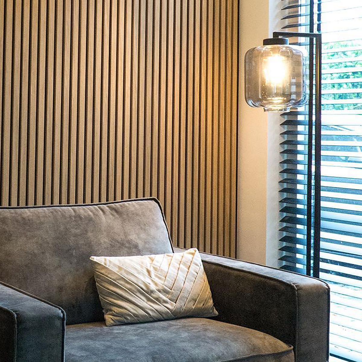 Smart vloerlamp zwart met smoke glas incl. Wifi ST64 - Qara Down