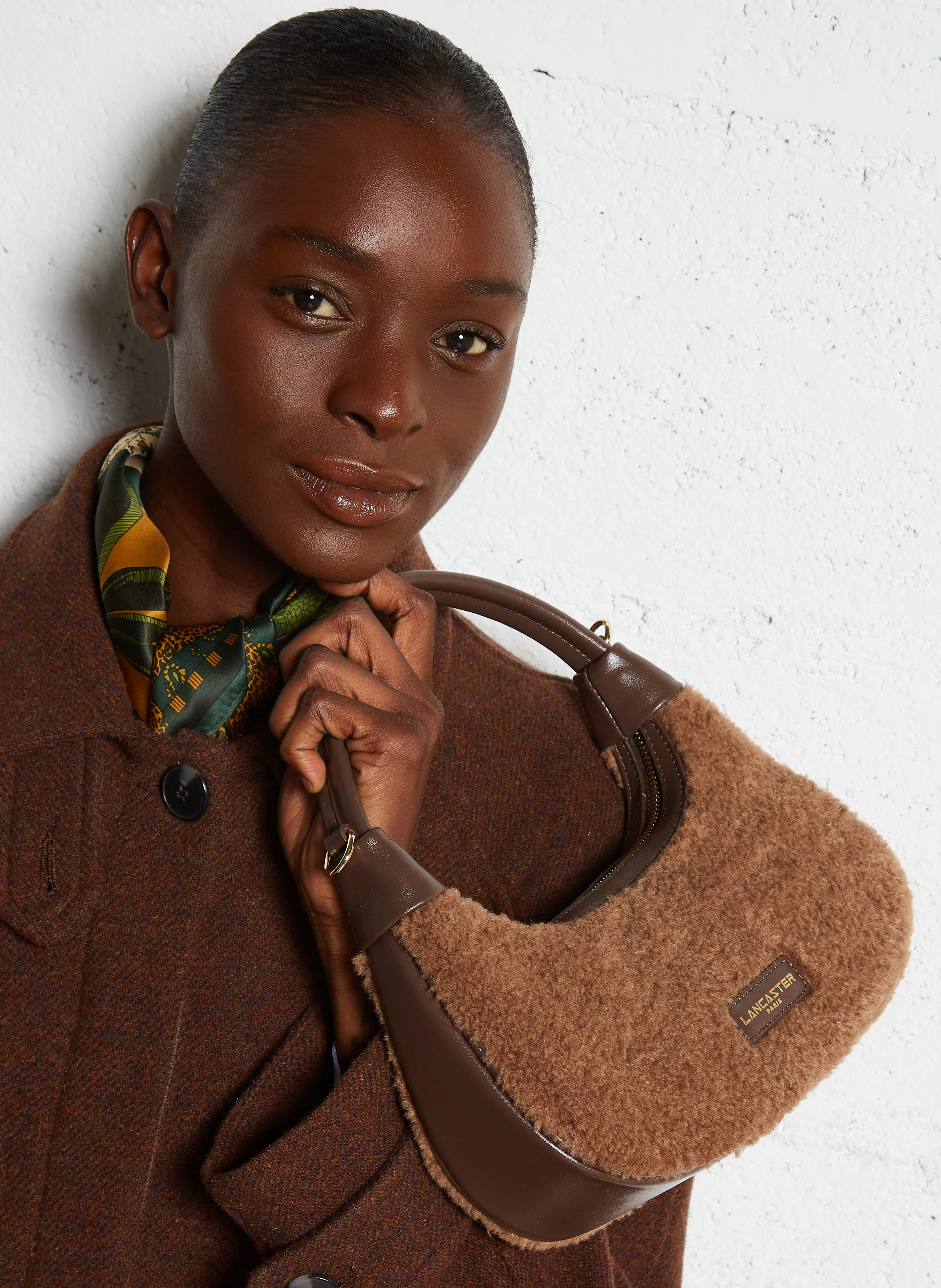 AURA POLAIRE - Sac porté épaule en fourrure synthétique | Marron
