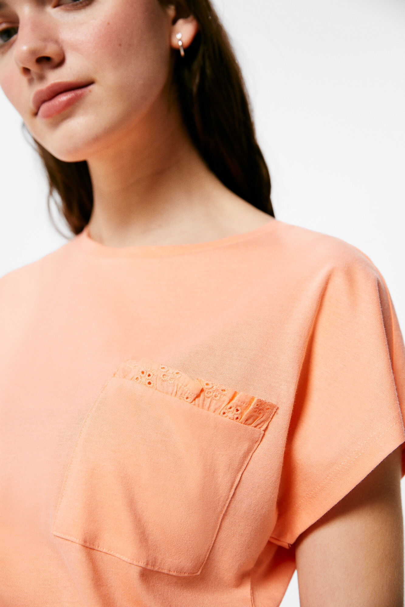 Camiseta de bolso com bordado suíço - Bordô