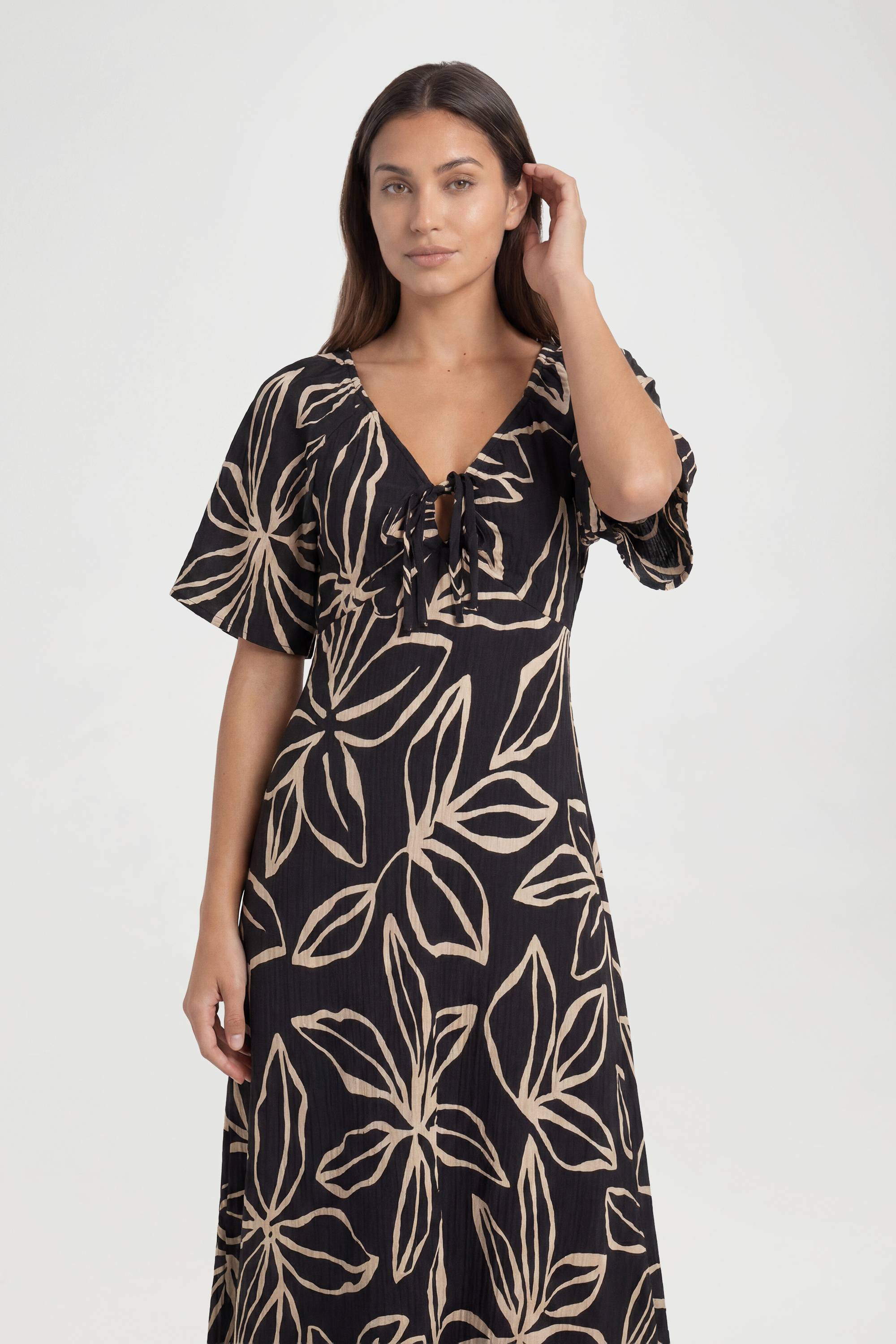 boohoo Robe Midaxi À Imprimé Floral Texturé Et Manches Volumineuses Pour Grande Taille