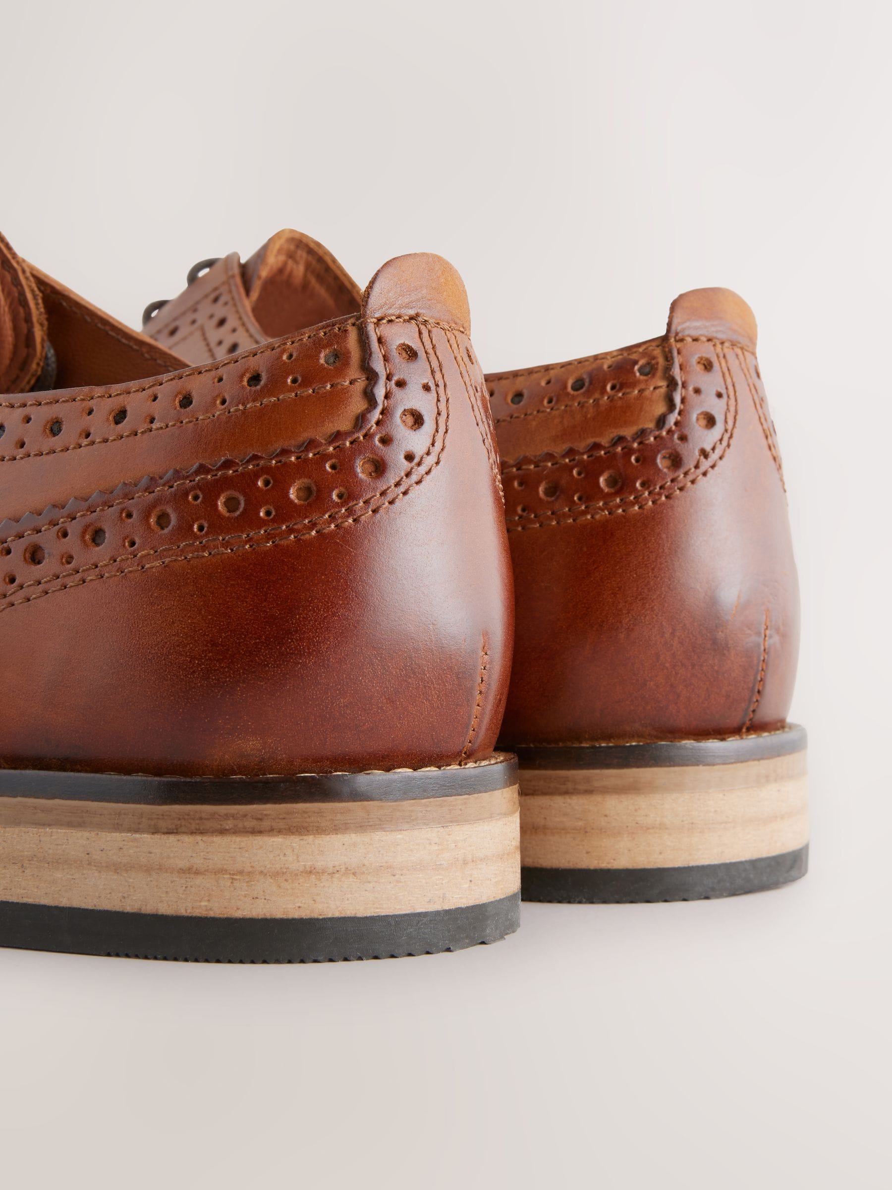 Lichtbruin - Wijde pasvorm - Brogues van leer met contrasterende zool