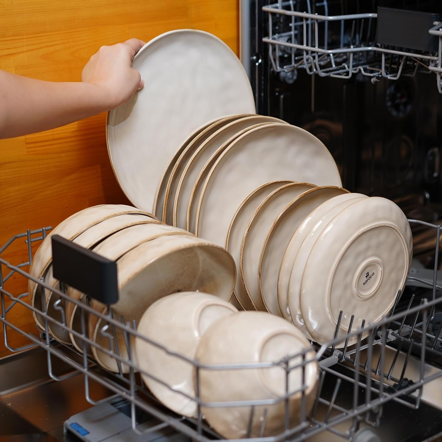 Karaca Aria - Geschirrset 6 Personen Steingut, Teller Set 24 Teilig mit Servierplatte, Müslischalen, Frühstücksteller, Pasta Teller Tief, Essteller, Mikrowellen Steingut Geschirr Set - Beige