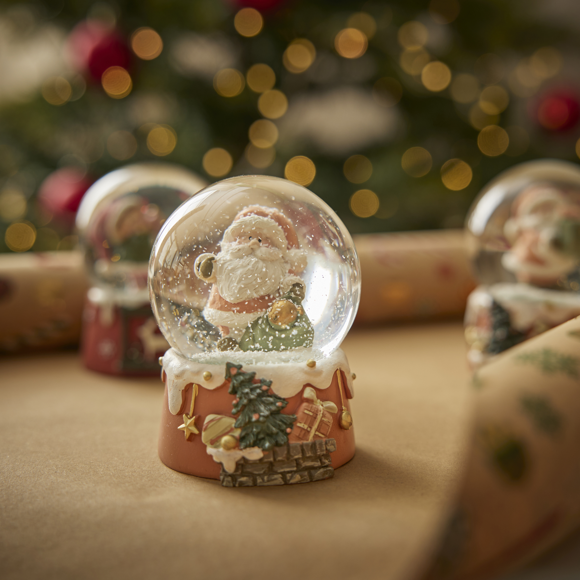 Schneekugel Weihnachtsmann, Sack, 6.5 x 9 cm