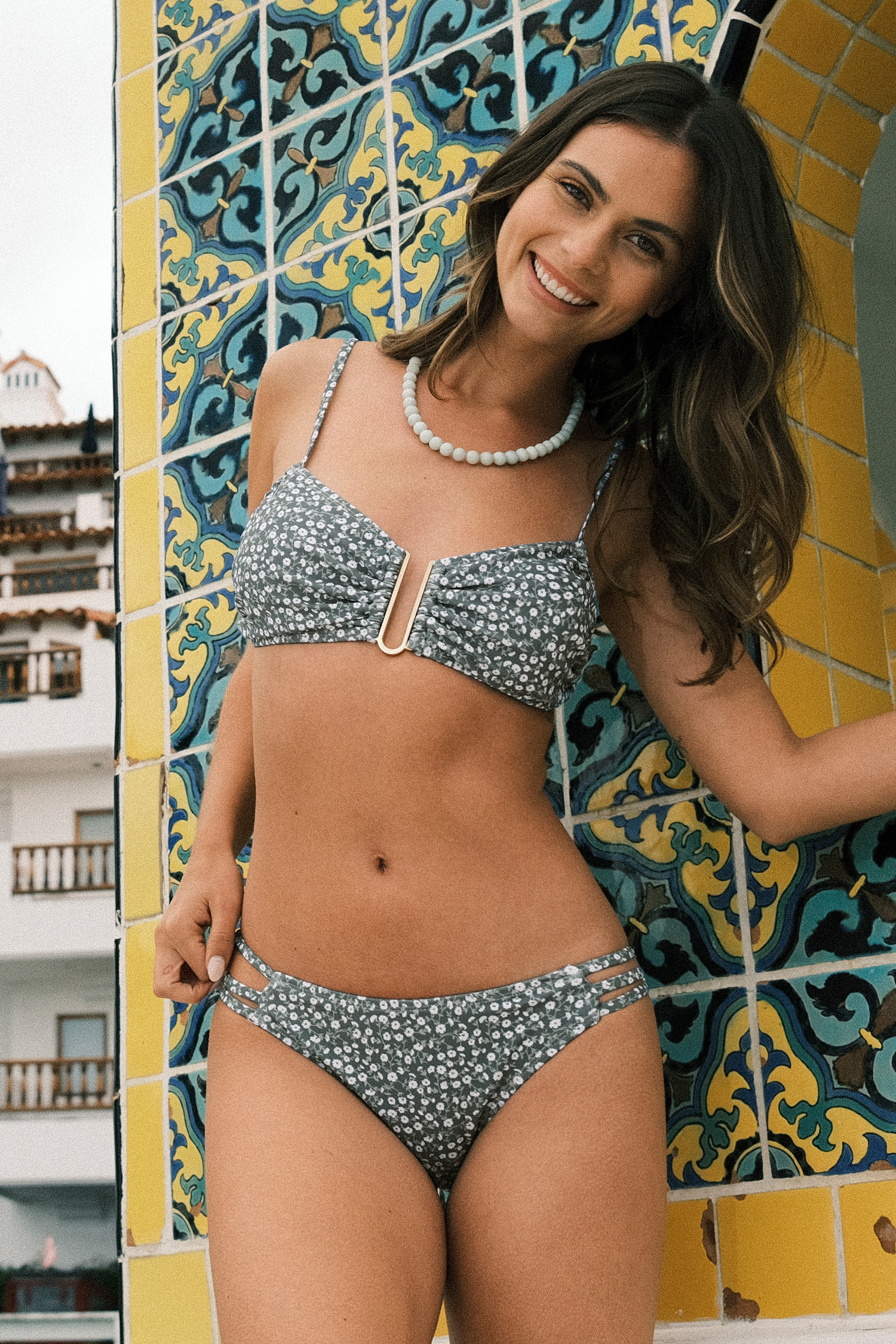 Bikini fleuri à fil en U avec découpes et lanières