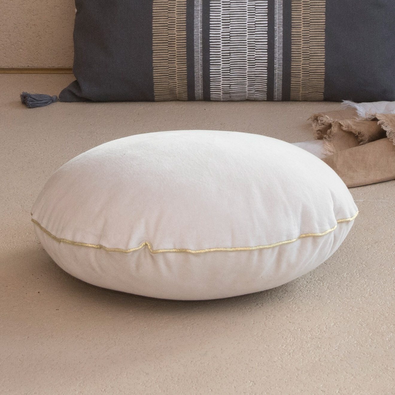 Febronie Coussin rond en velours de coton Bonbon grège - D. 43cm