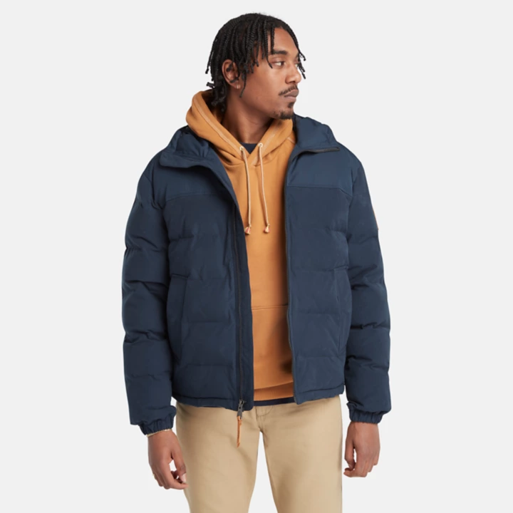 Jaqueta puffer impermeável com capuz Mountain Welch para homens na cor azul marinho.