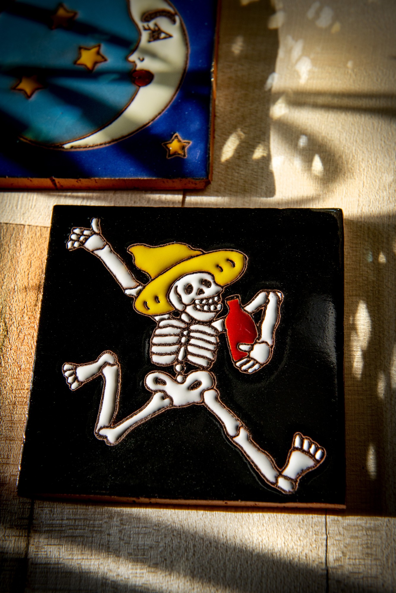 Reliefkachel 'Beodo', schwarz, multicolor, T 10 cm, B 10 cm, H 0,5 cm von fischer's lagerhaus