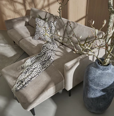 Larvik højrevendt sofa med chaiselong