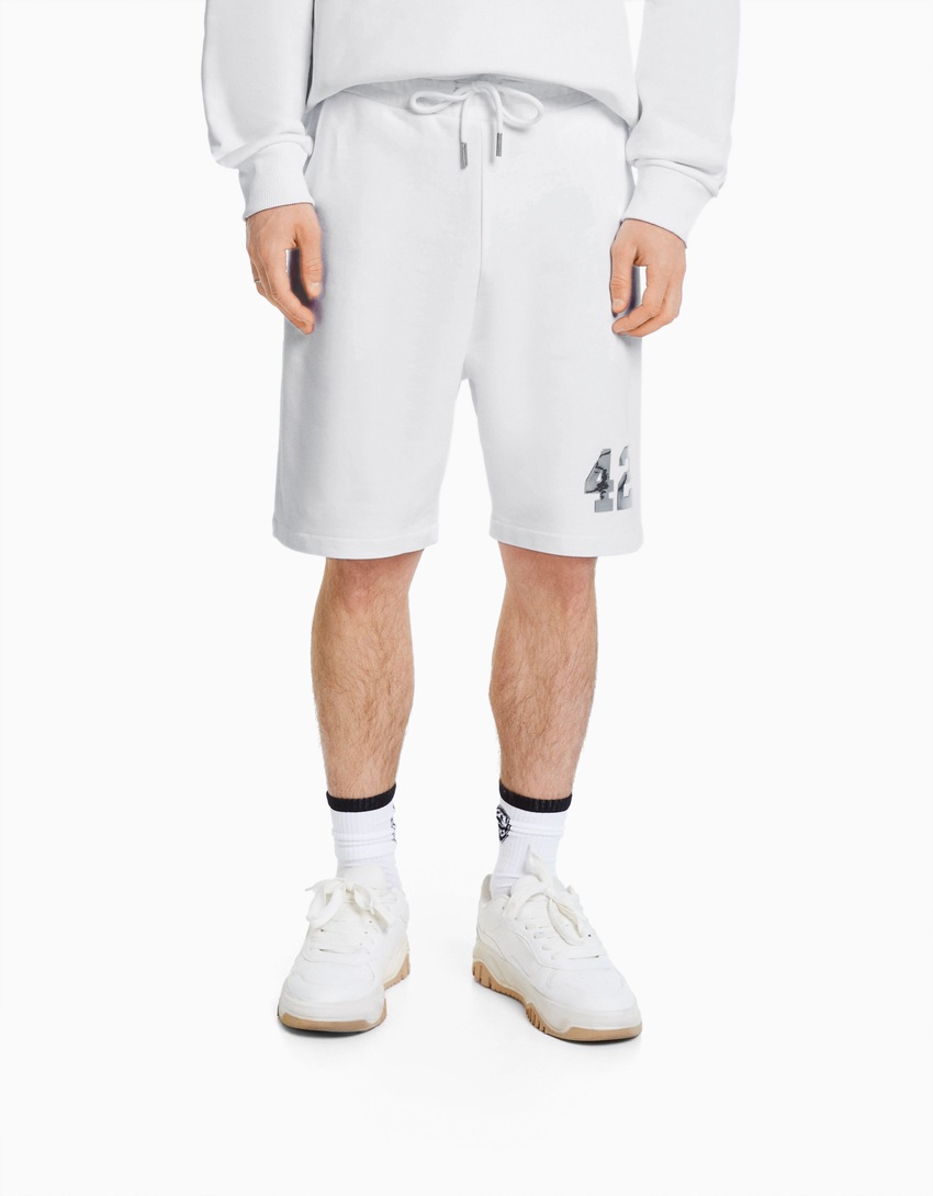 Bermuda de pelúcia BERSHKA com estampa BIZARRAP