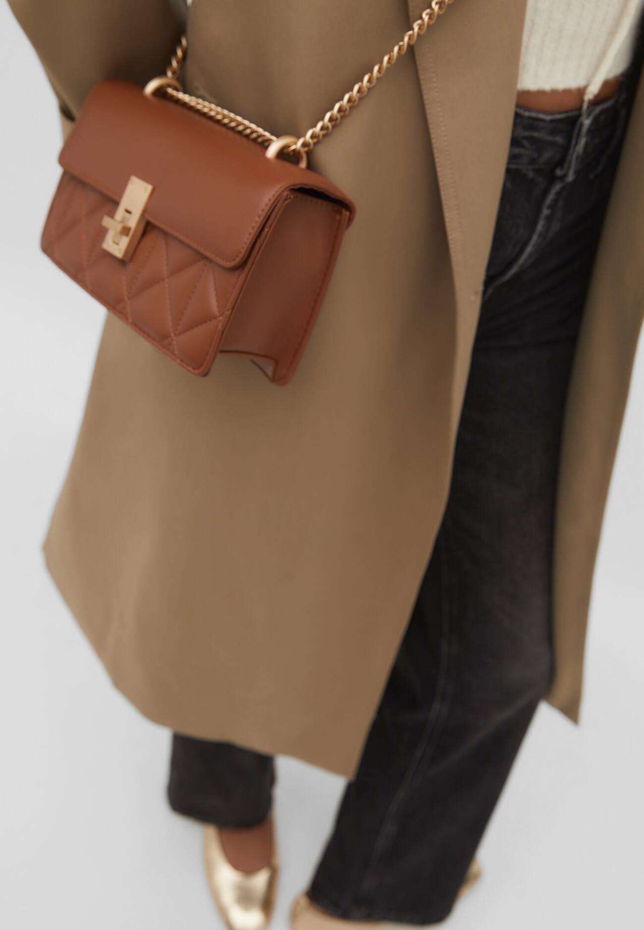 Bolsa transversal com aba e fecho.