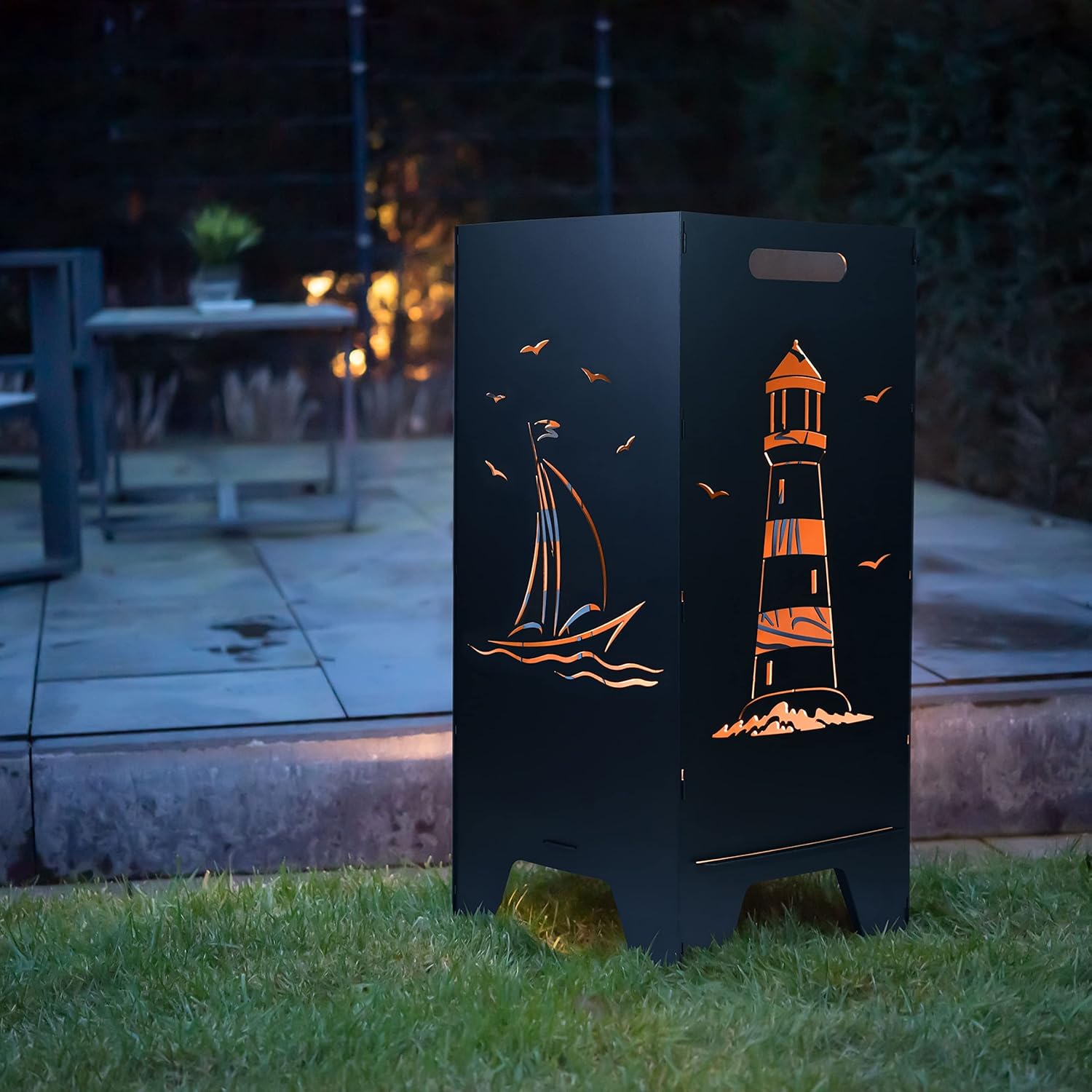 Feuertonne Mit Maritim Motiv | Stabiles Stecksystem Mit Tragegriffen | Robust & Aus Hochwertigem Stahl | Für Eine Knisternde Gemütlichkeit In Deinem Garten (78cm Segelboot)