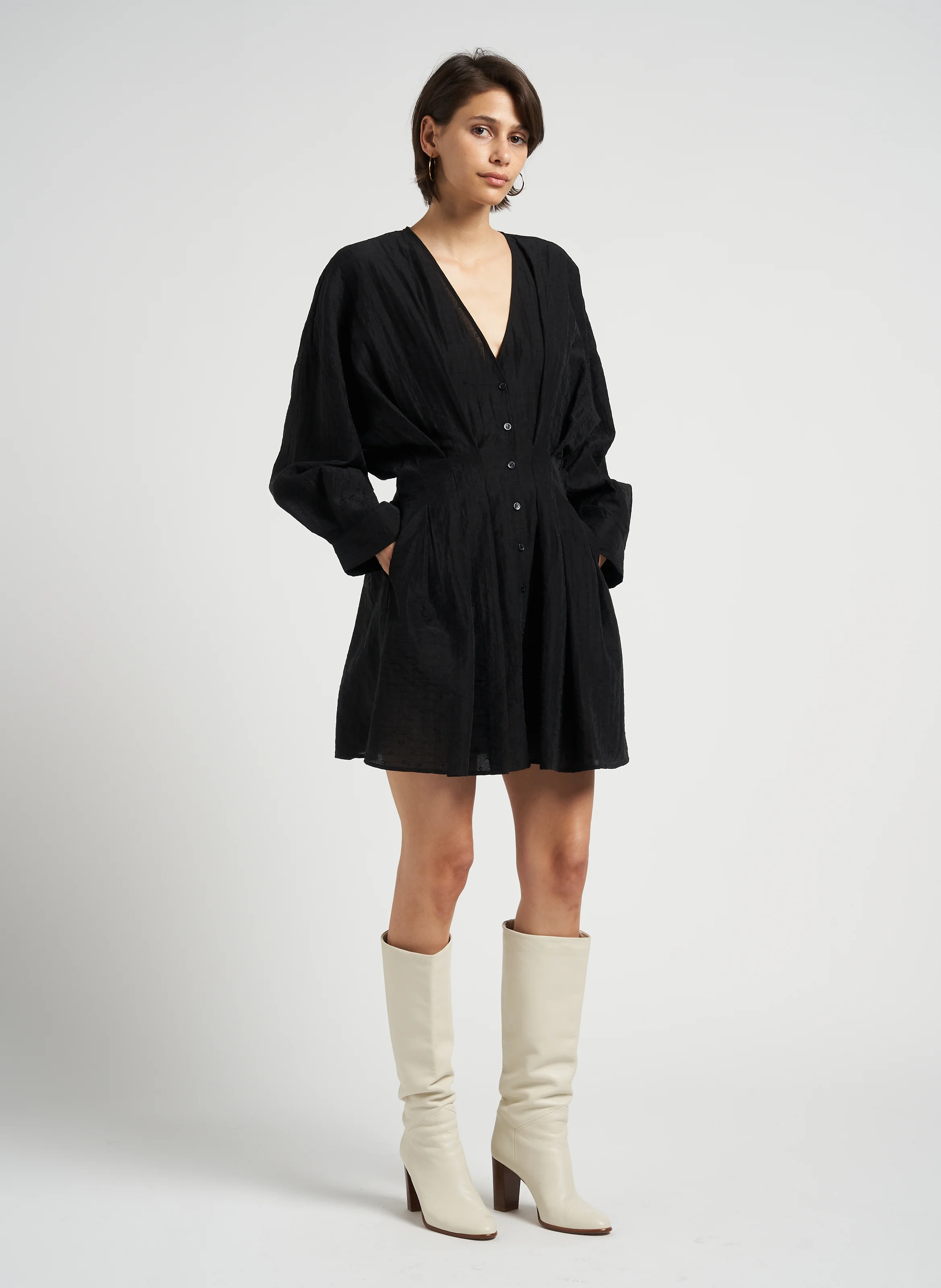 ENGLA - Robe courte ample à col V | Noir