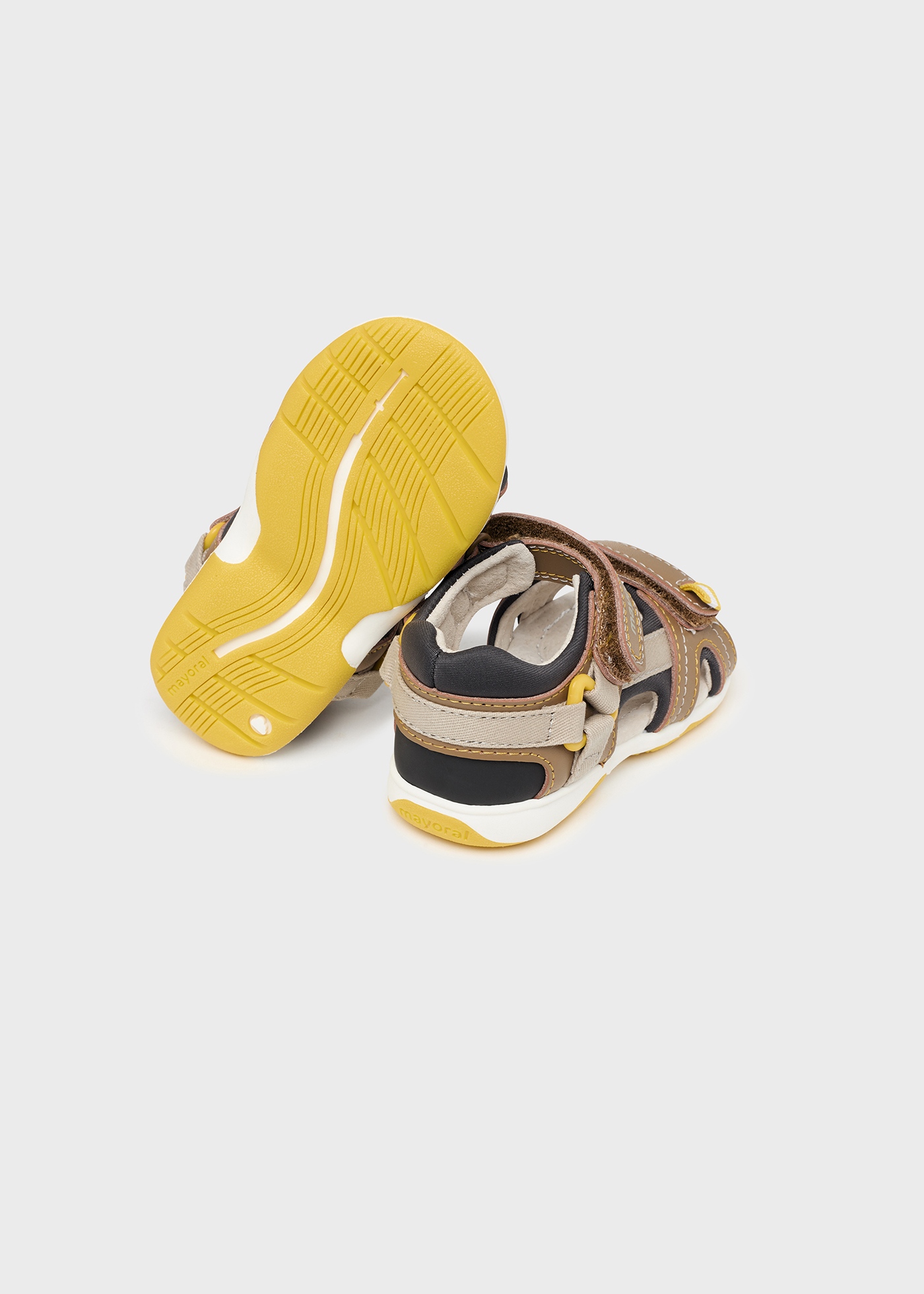 Sandália infantil com fecho duplo de velcro e decoração lateral.