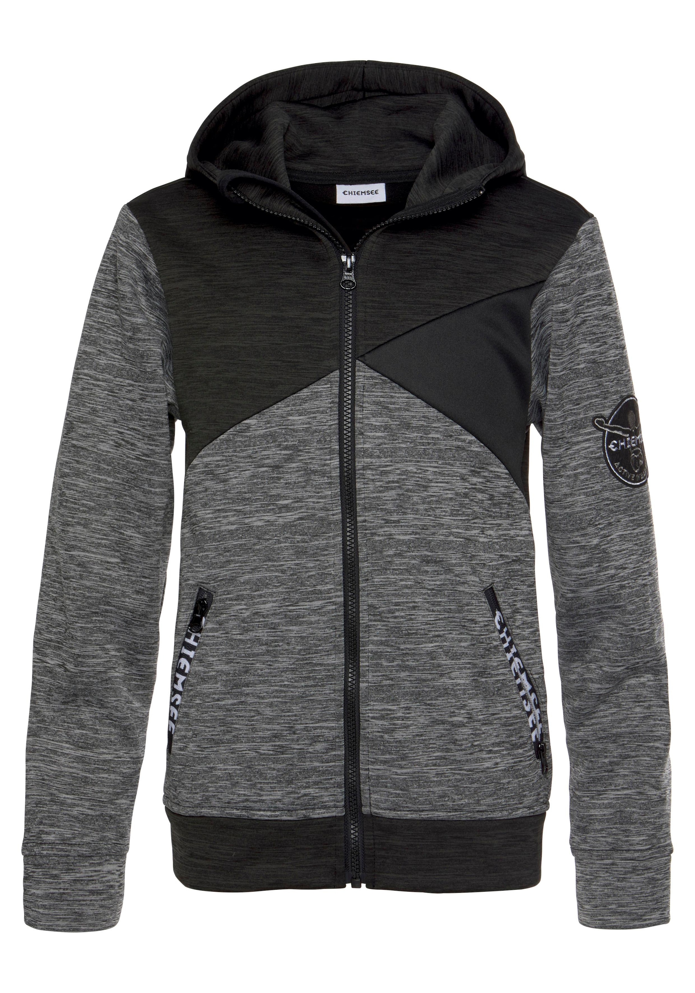 Chiemsee Softshelljacke mit Kapuze für kältere Tage,  aus Polyester,  modischer Look,  mit Kapuze