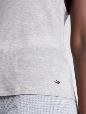 Regata esportiva com detalhes contrastantes
