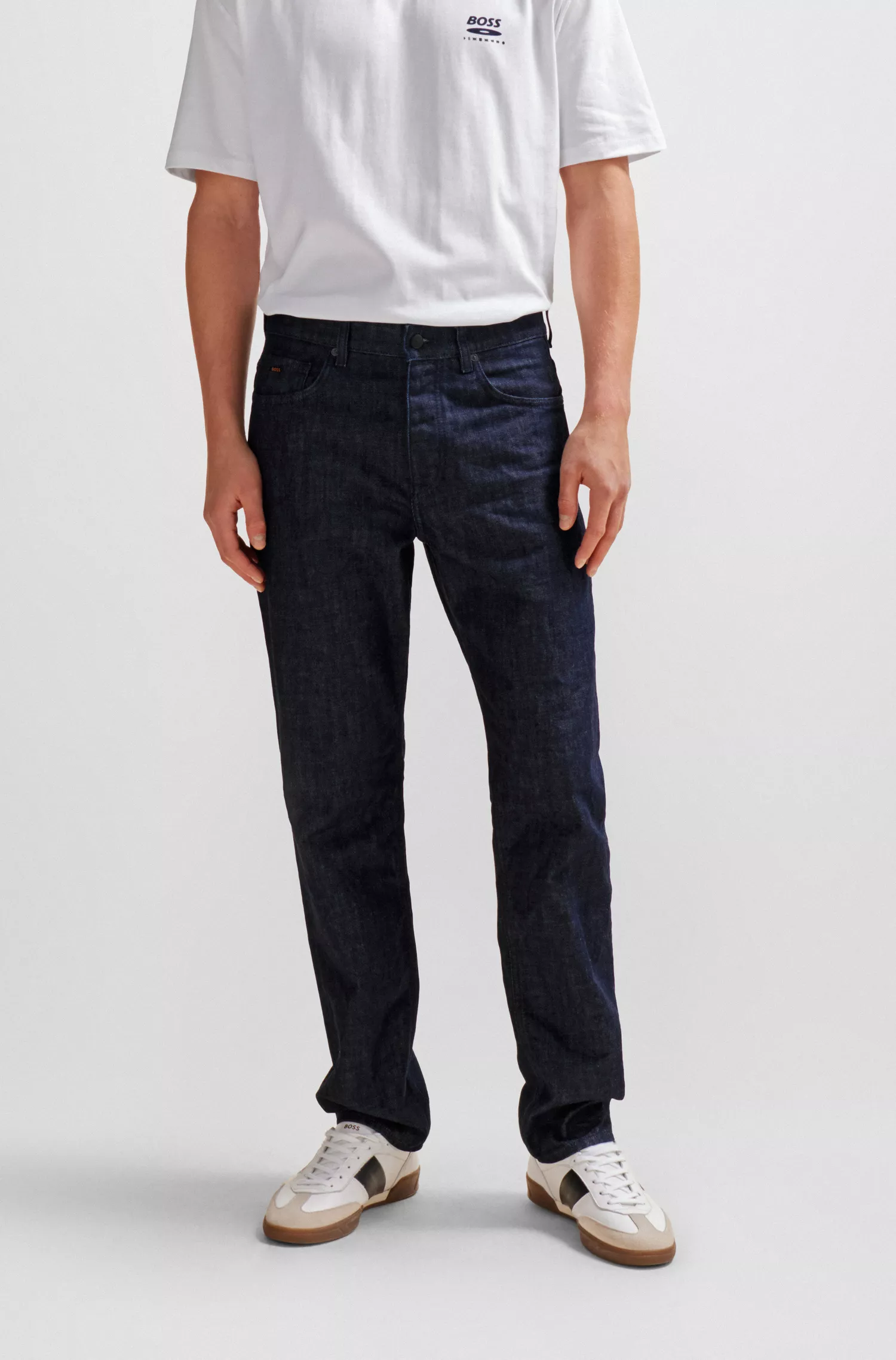 Calça jeans BOSS laranja, modelagem relaxada, em denim azul rígido com efeito amassado.