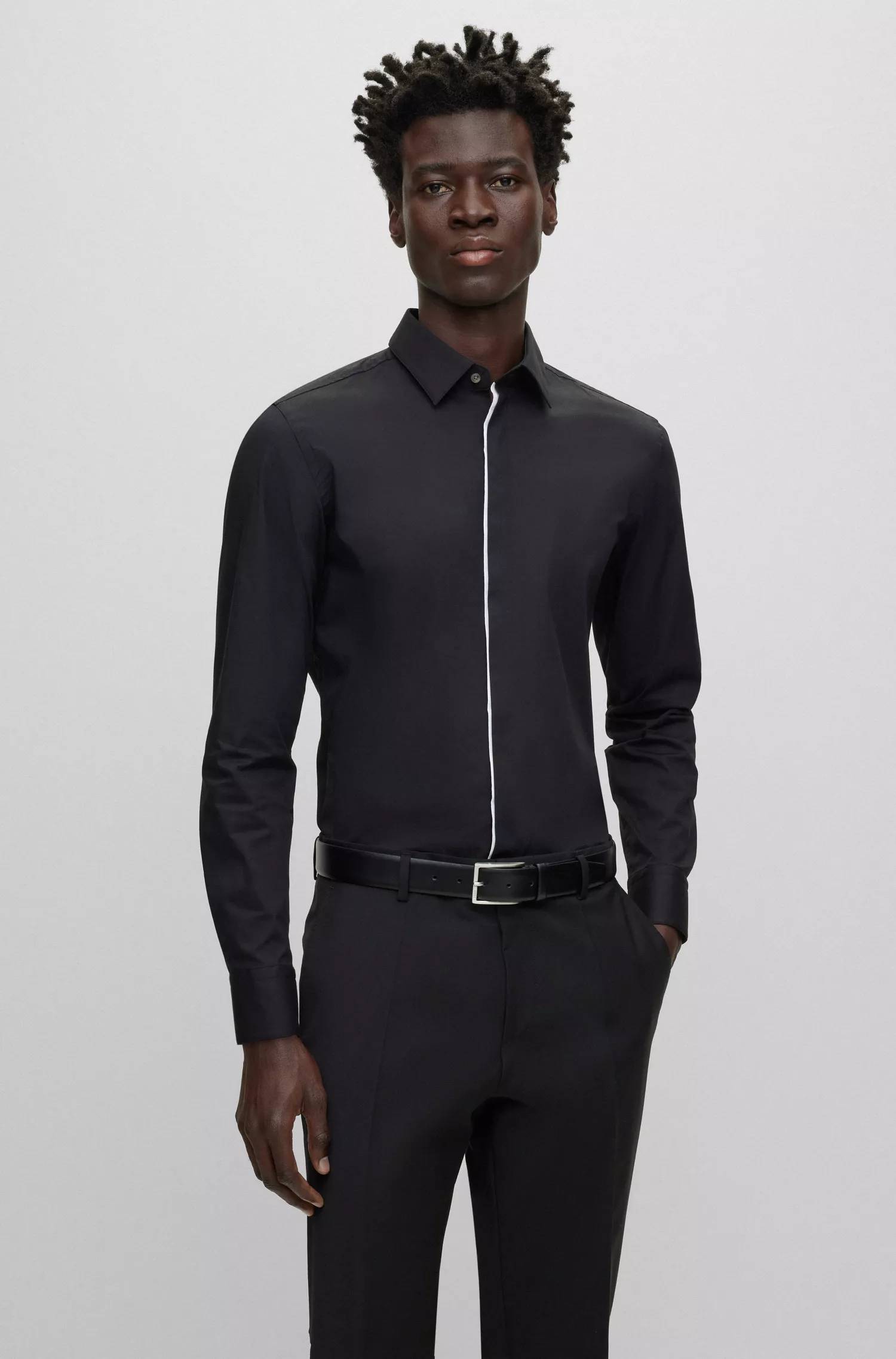 Camisa social BOSS preta, corte slim, em algodão elástico de fácil de passar.