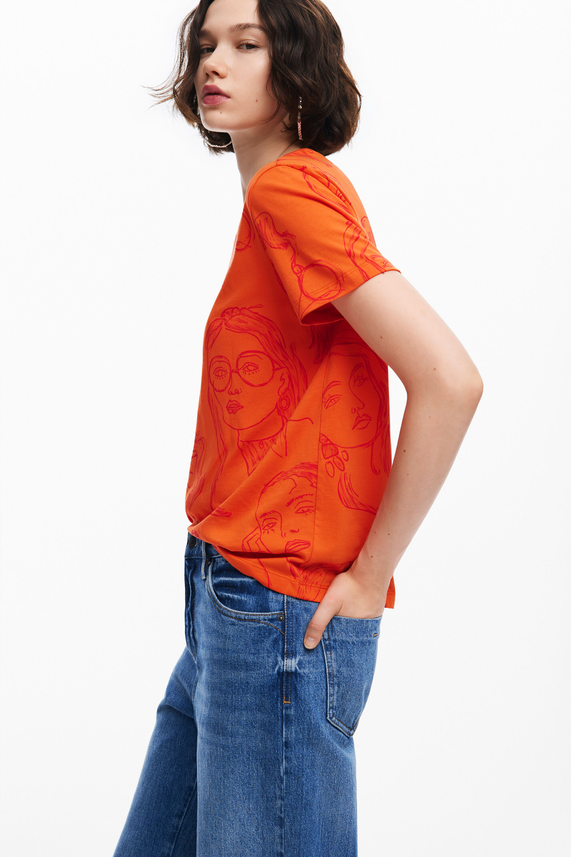 Camiseta com estampa de rosto