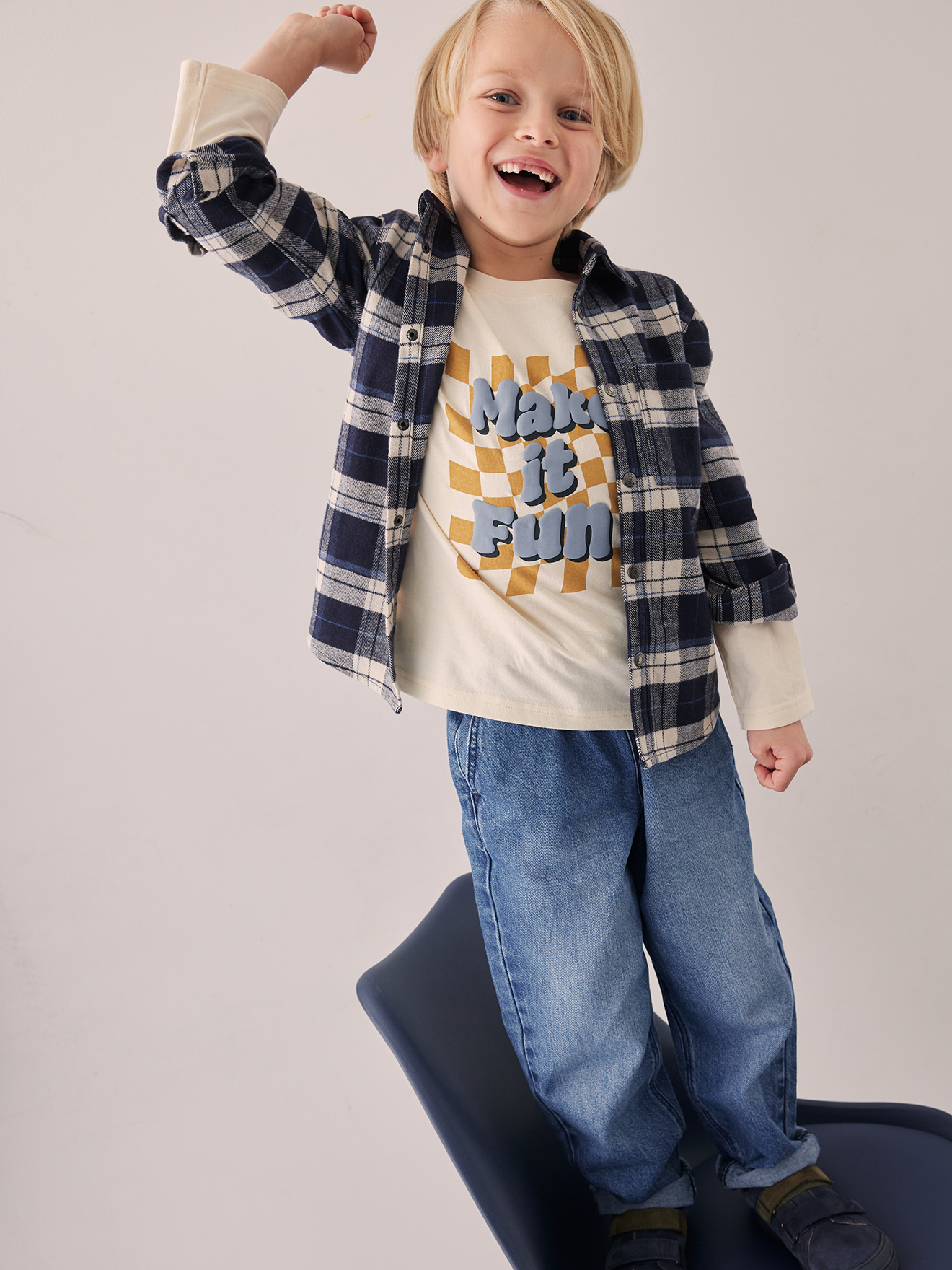 Conjunto de camisa xadrez de flanela para menino + camiseta xadrez para menino com texto em relevo + calça jeans de perna larga e fácil de vestir para menino