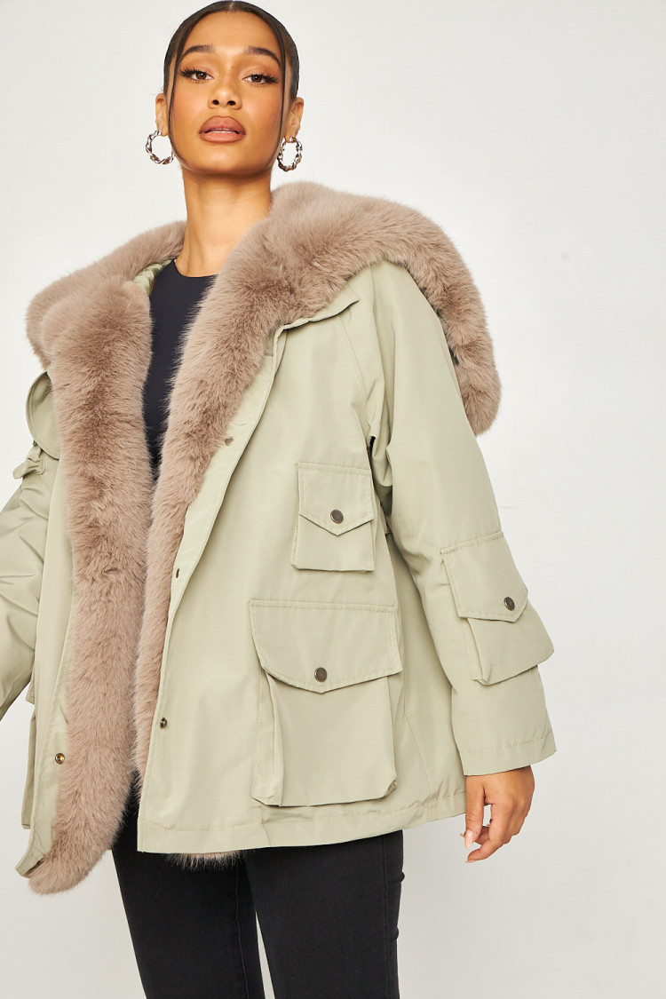 Parka verte fourrée avec col fausse fourrure