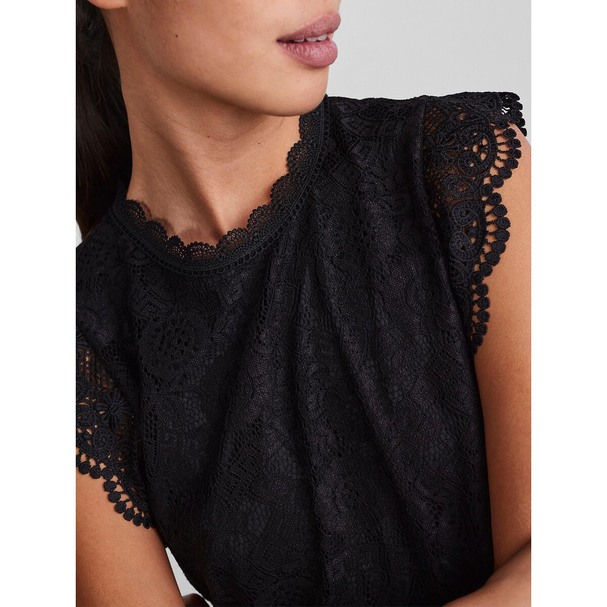 PEÇAS<br>Blusa sem mangas, em renda