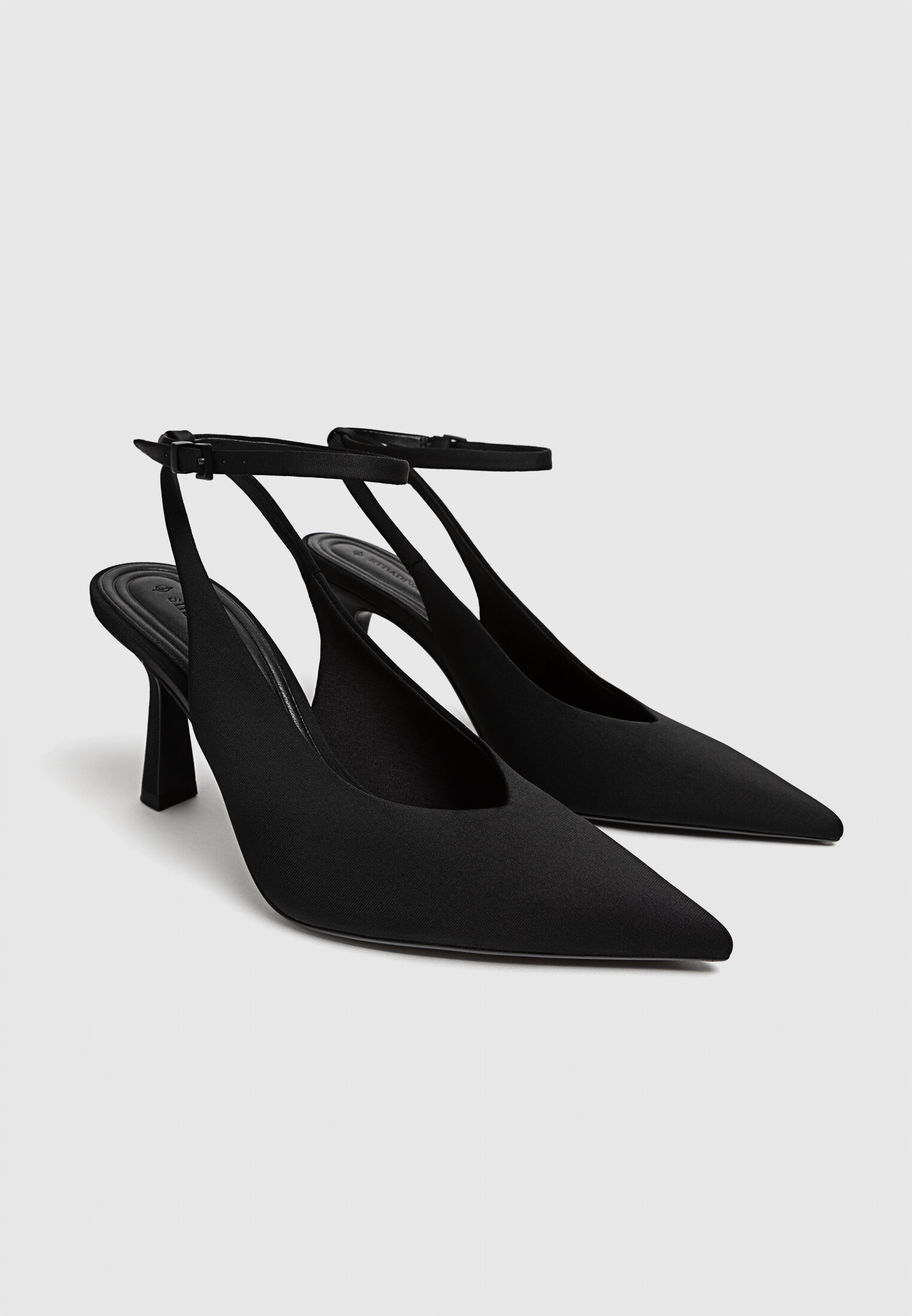 Sapatos de salto com tira no calcanhar