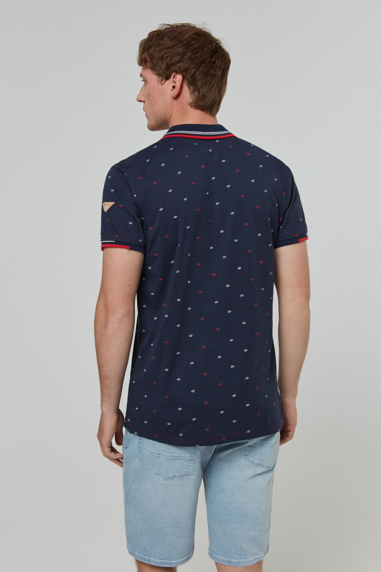 Polo Alg MC com padrões em vermelho e branco - Azul marinho