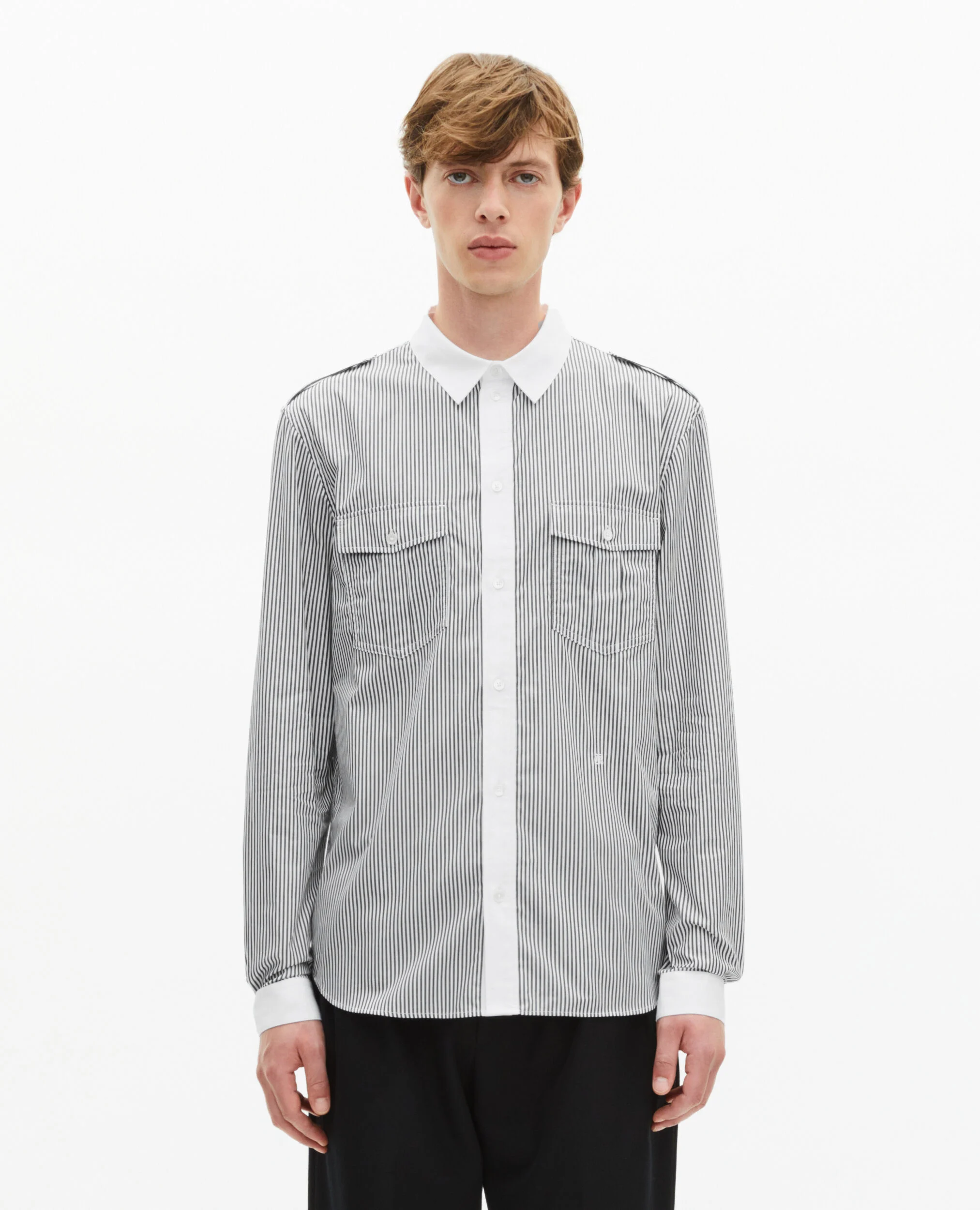 Chemise à fines rayures blanche et noire