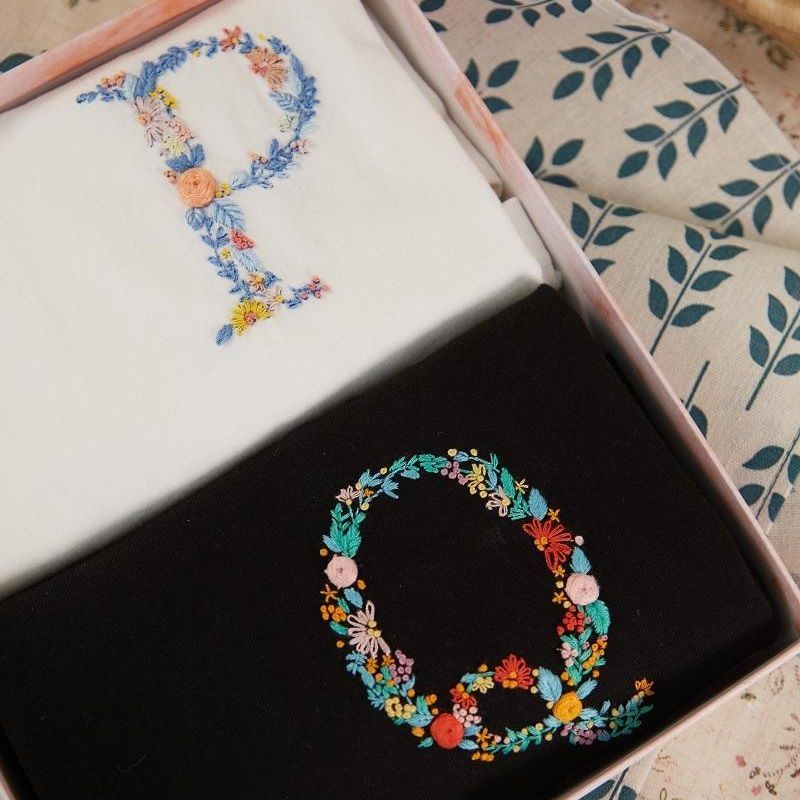 Embroidery Kingdom - DIY borduurpakket met letteramuletten