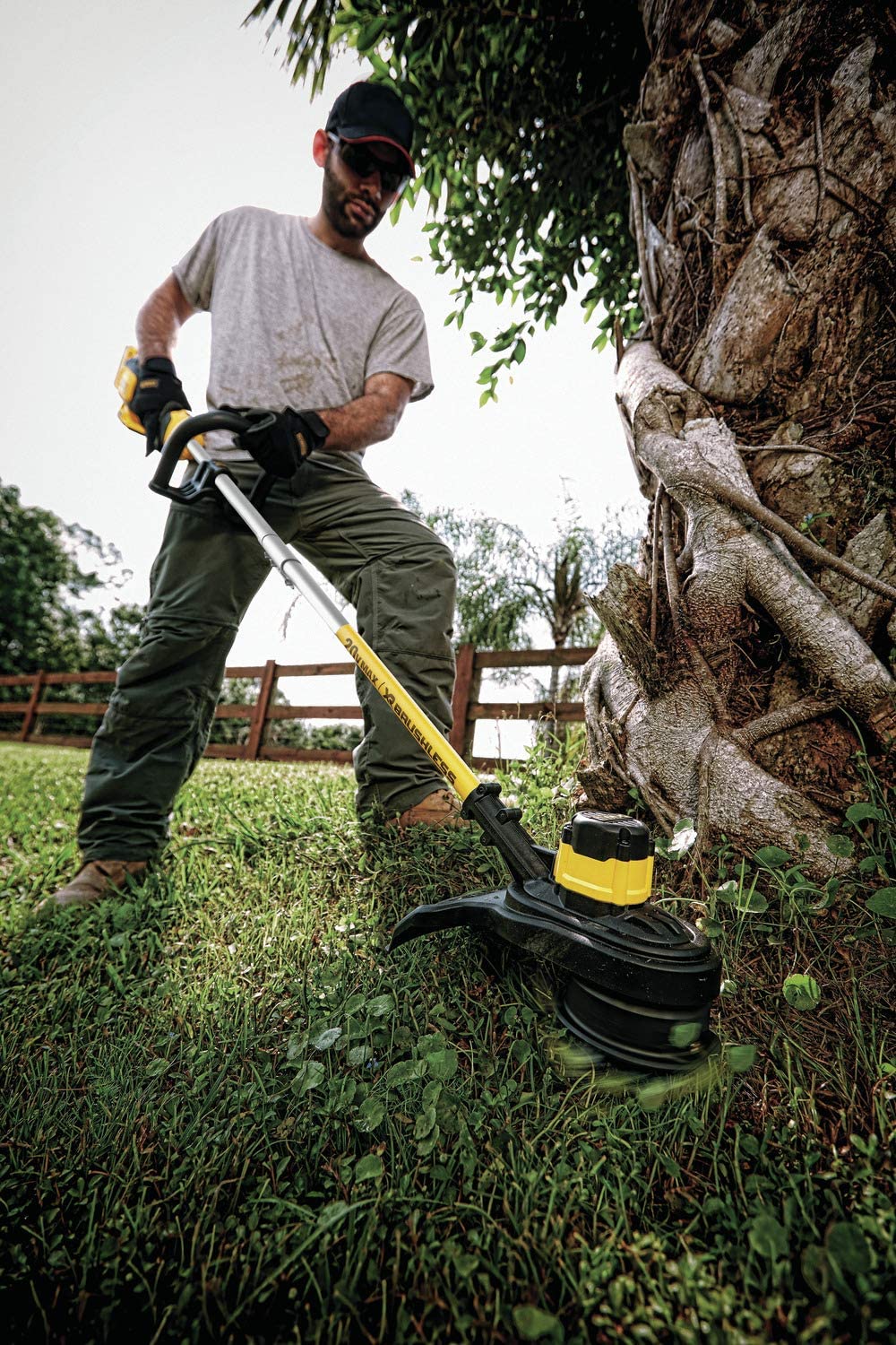 Aparador de grama DEWALT 20V MAX, sem escovas, bateria de 5 Ah, 13 polegadas (DCST920P1)