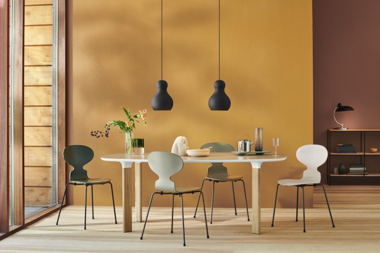 Fritz Hansen Ant eetkamerstoel zwart, gekleurd essen Pale Rose